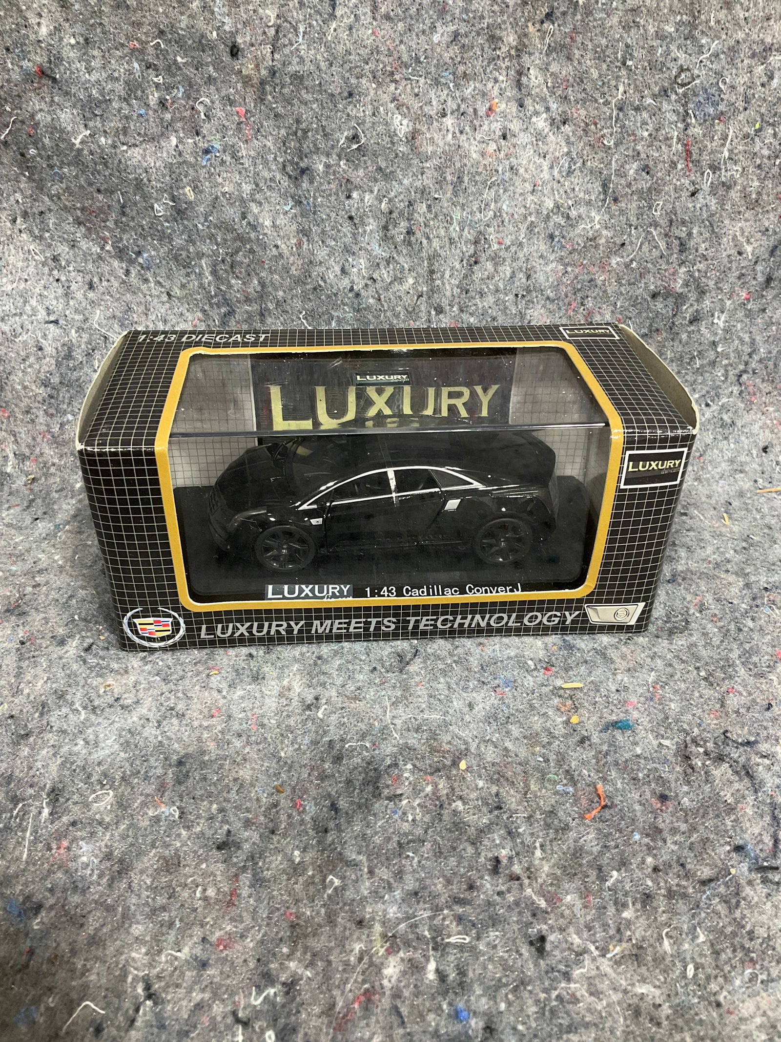 Luxury 1:43 Cadillac Conver J collectible*new in box* (1 of 1)