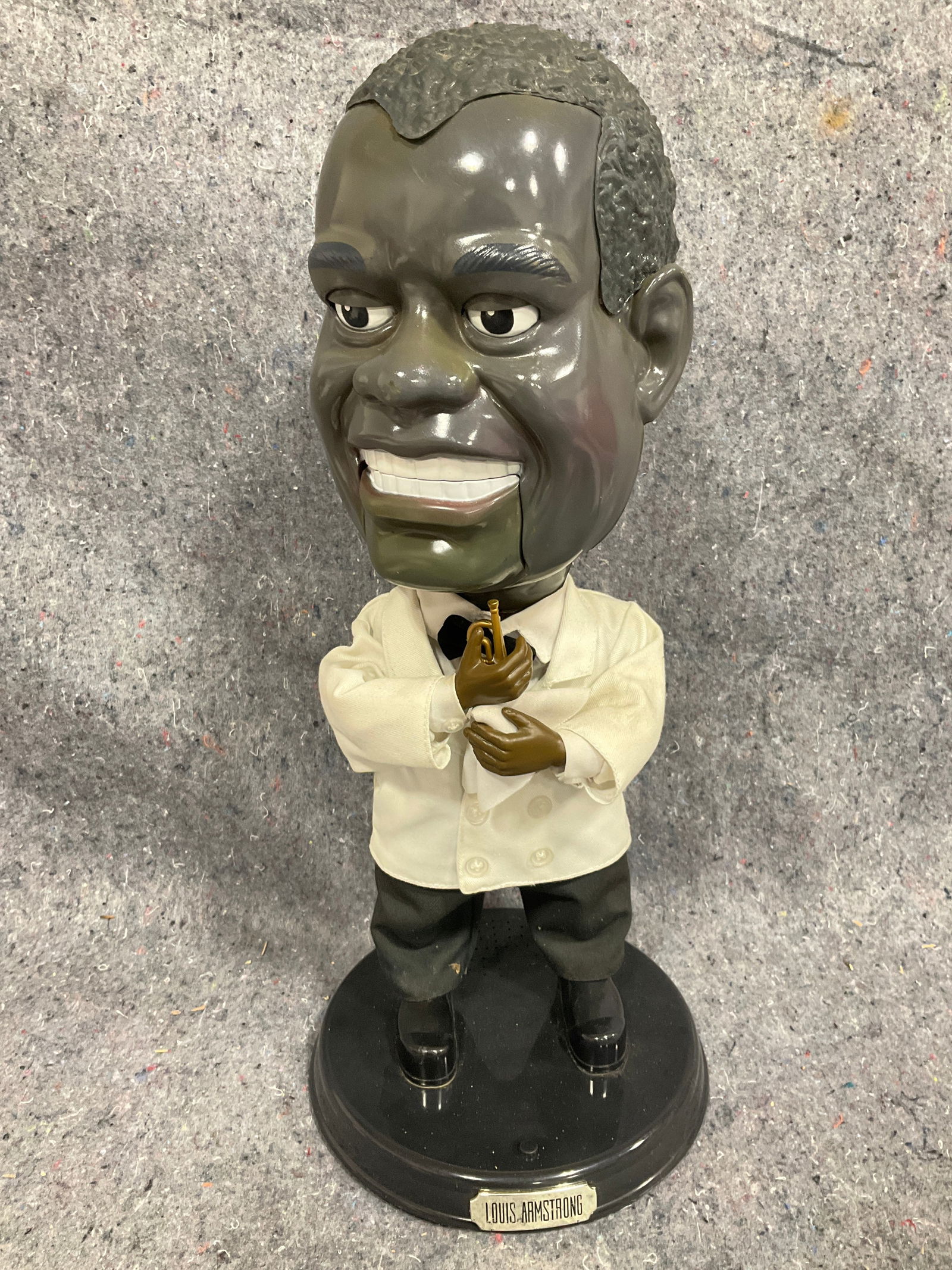 Louis Armstrong animated singing figure(19in tall): Louis Armstrong animated singing figure(19in tall)