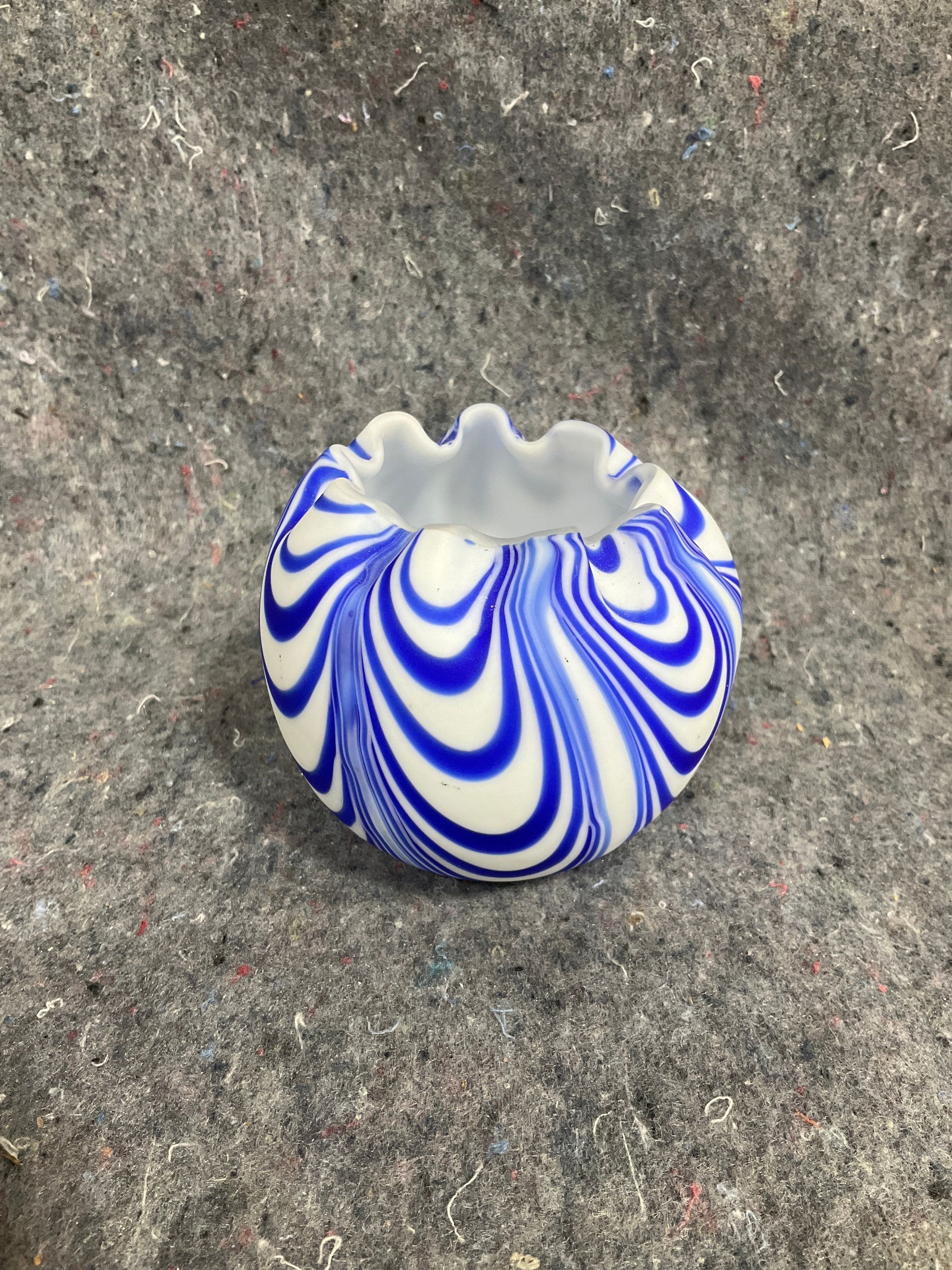 Vintage hand blown studio art glass piece(3in.tall): Vintage hand blown studio art glass piece(3in.tall)