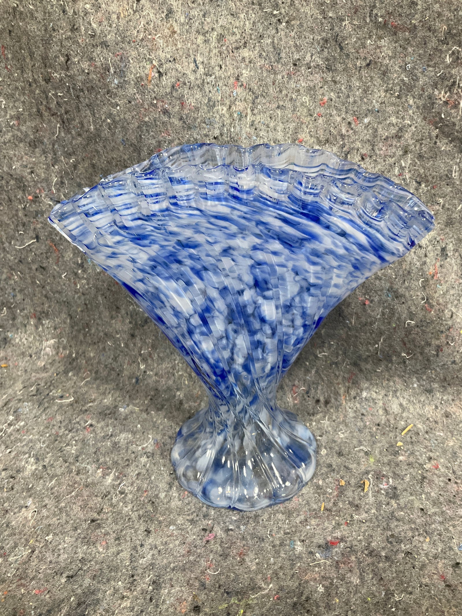 Vintage Fenton blue mist art glass vase(7in tall): Vintage Fenton blue mist art glass vase(7in tall)