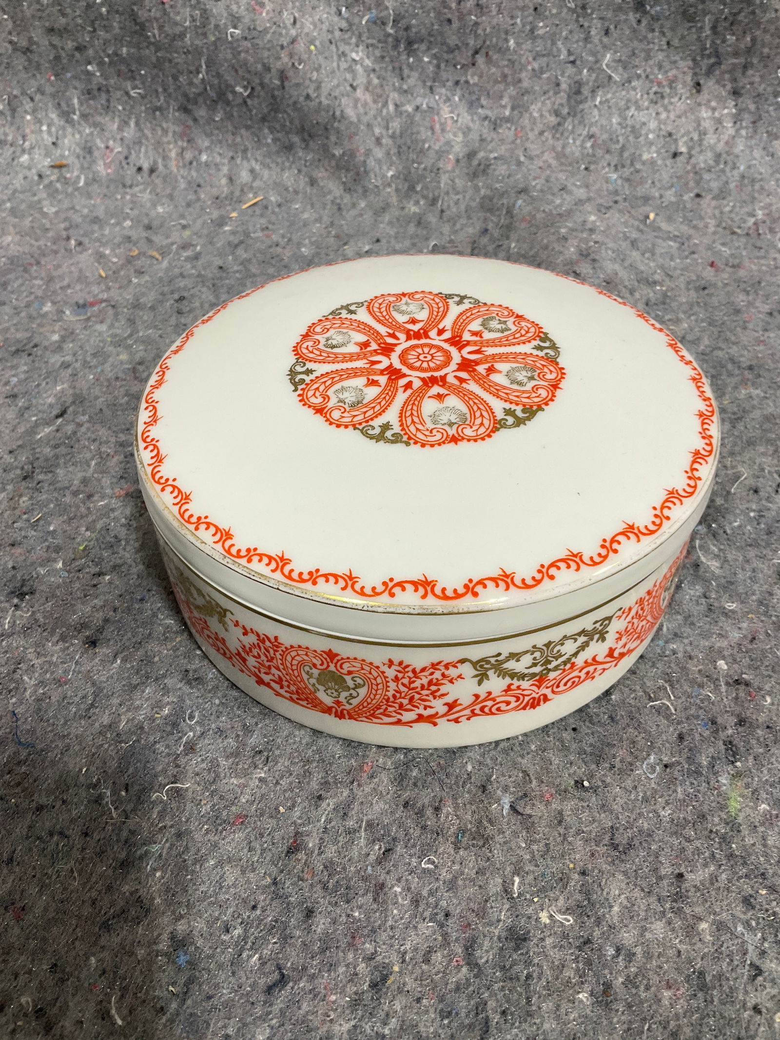 Rosenthal trinket box(5.5in.x3.5in.): Rosenthal trinket box(5.5in.x3.5in.)