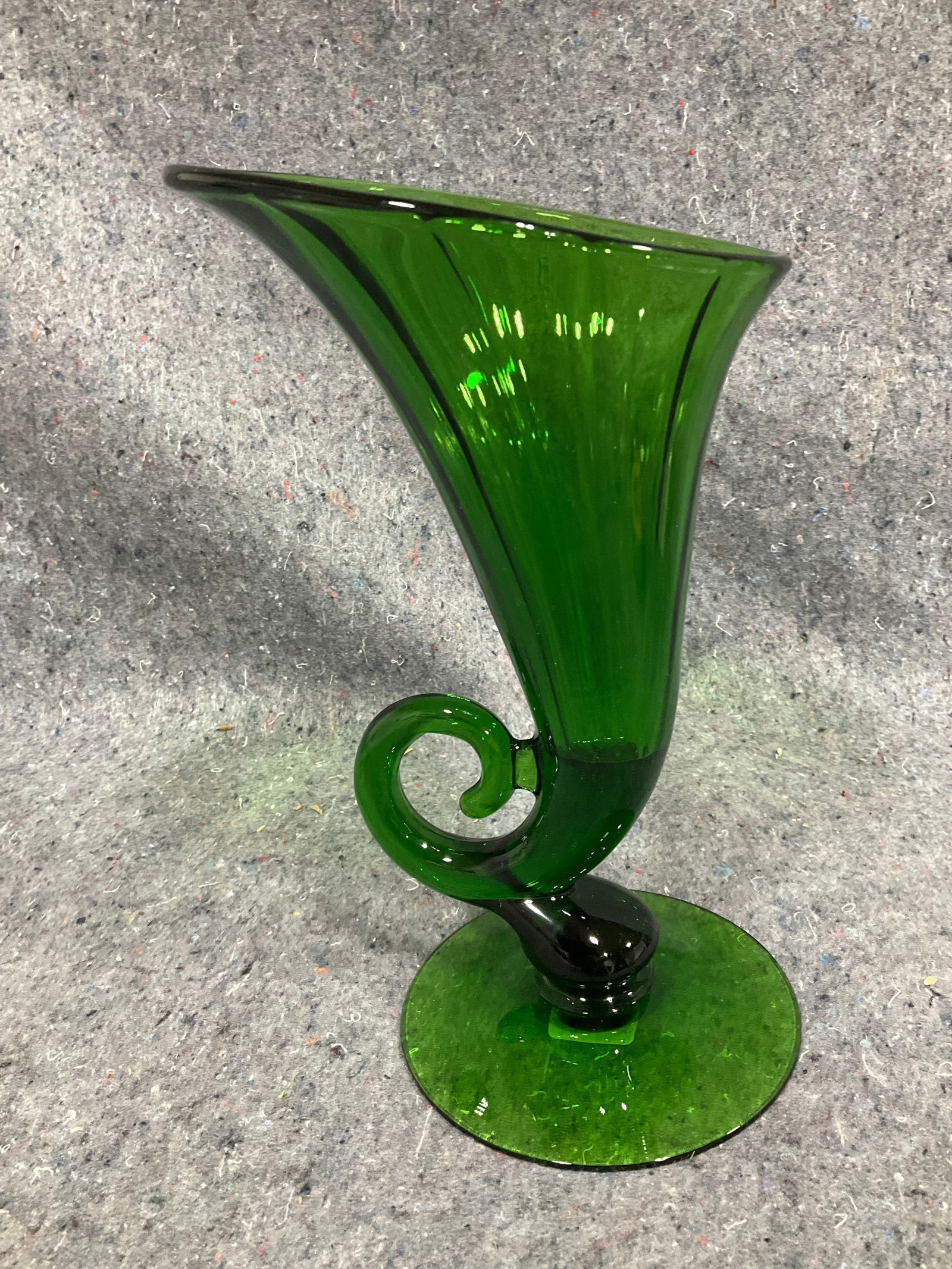 Emerald green cambridge glass cornucopia vase(10.5intall): Emerald green cambridge glass cornucopia vase(10.5intall)