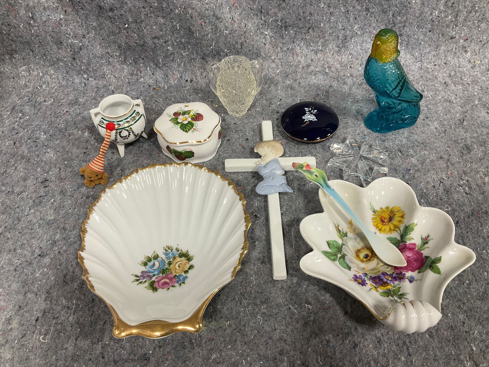 Vintage trinket boxes, collectible plates, and more (1 of 1)