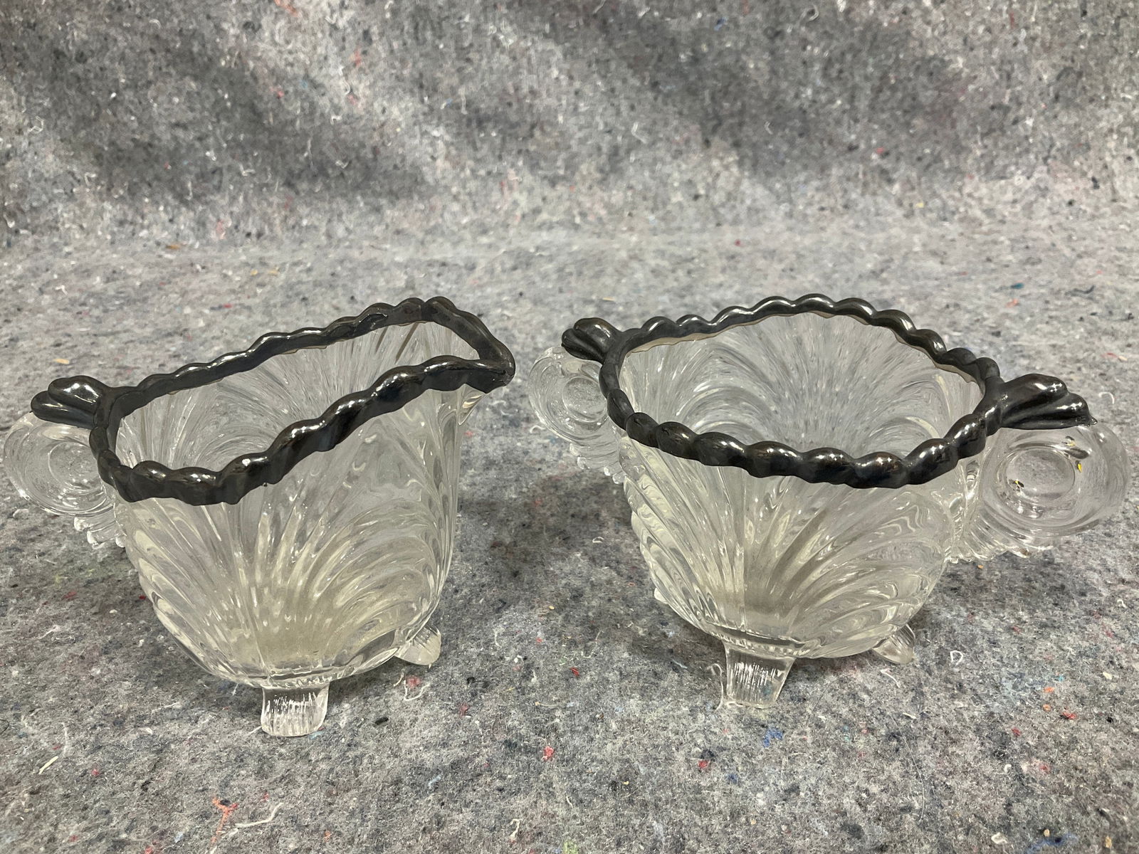 Vintage cambridge glass company sugar and cream set(tallest 3in): Vintage cambridge glass company sugar and cream set(tallest 3in)