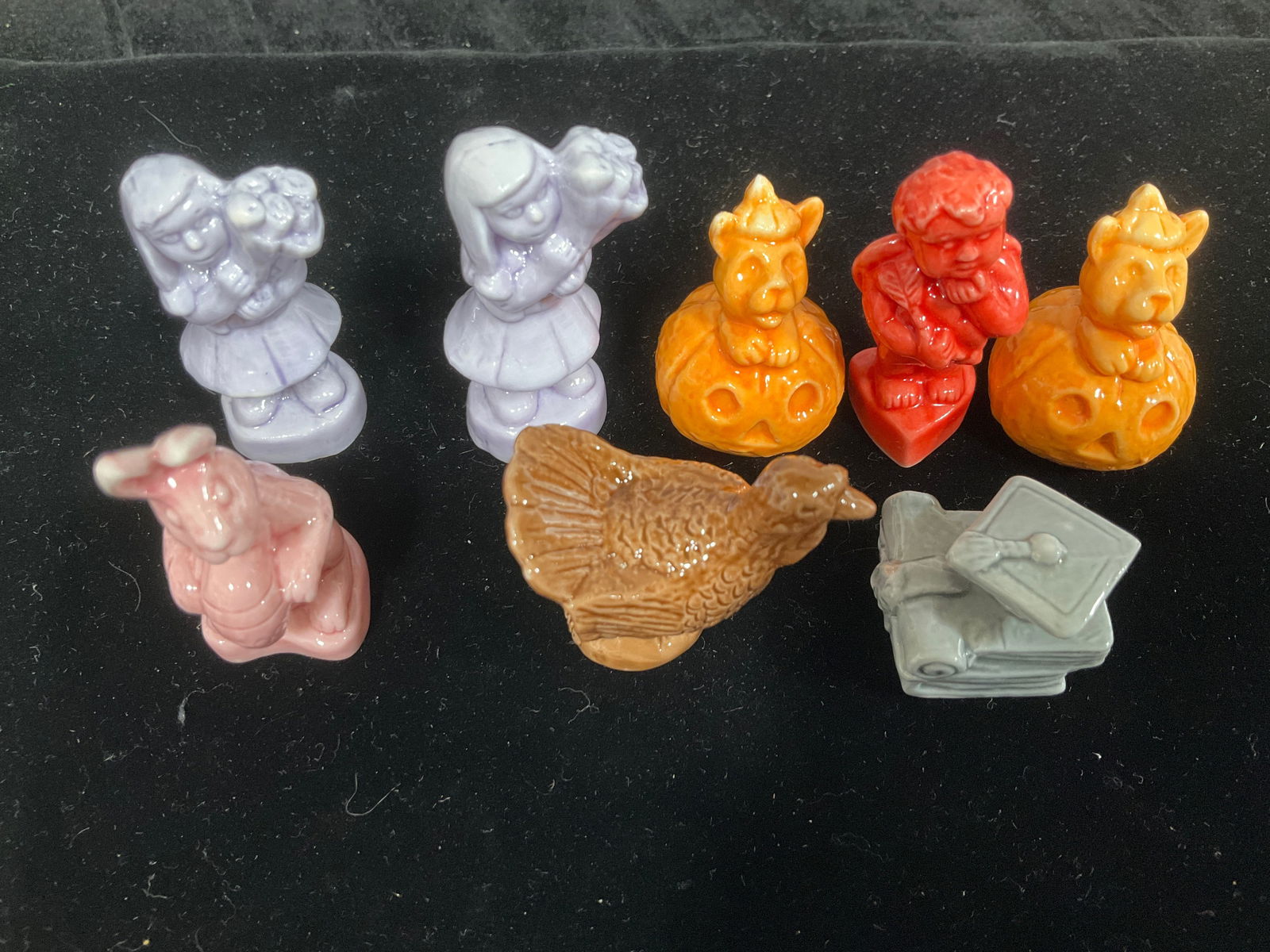 Ceramic figures(tallest 2in): Ceramic figures(tallest 2in)