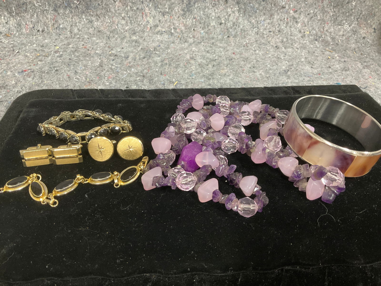 Costume jewelry: Costume jewelry