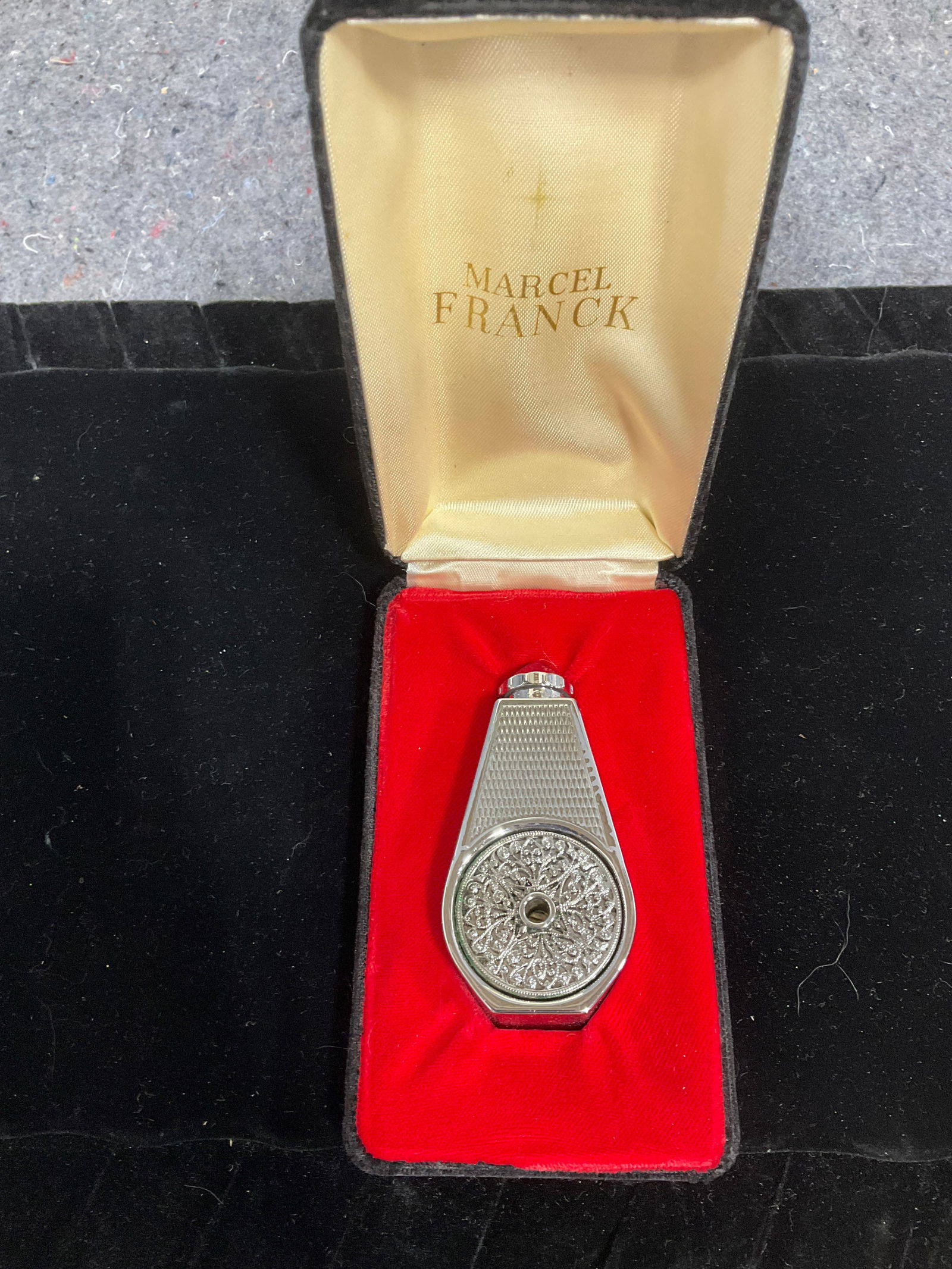 Vintage collectible perfume atomizer: Vintage collectible perfume atomizer