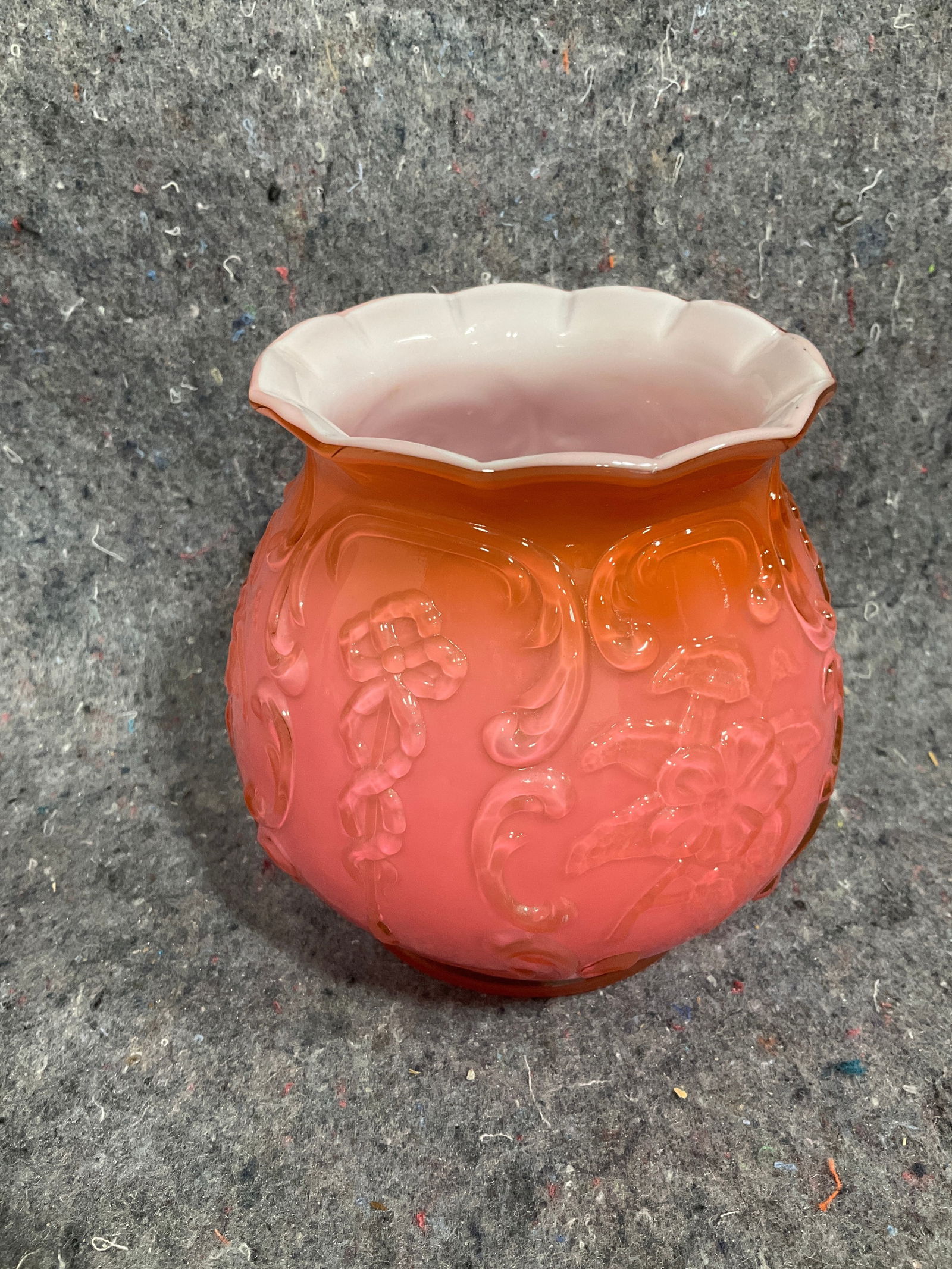 Fenton art glass ruffled edge flower pattern vase(5in tall): Fenton art glass ruffled edge flower pattern vase(5in tall)