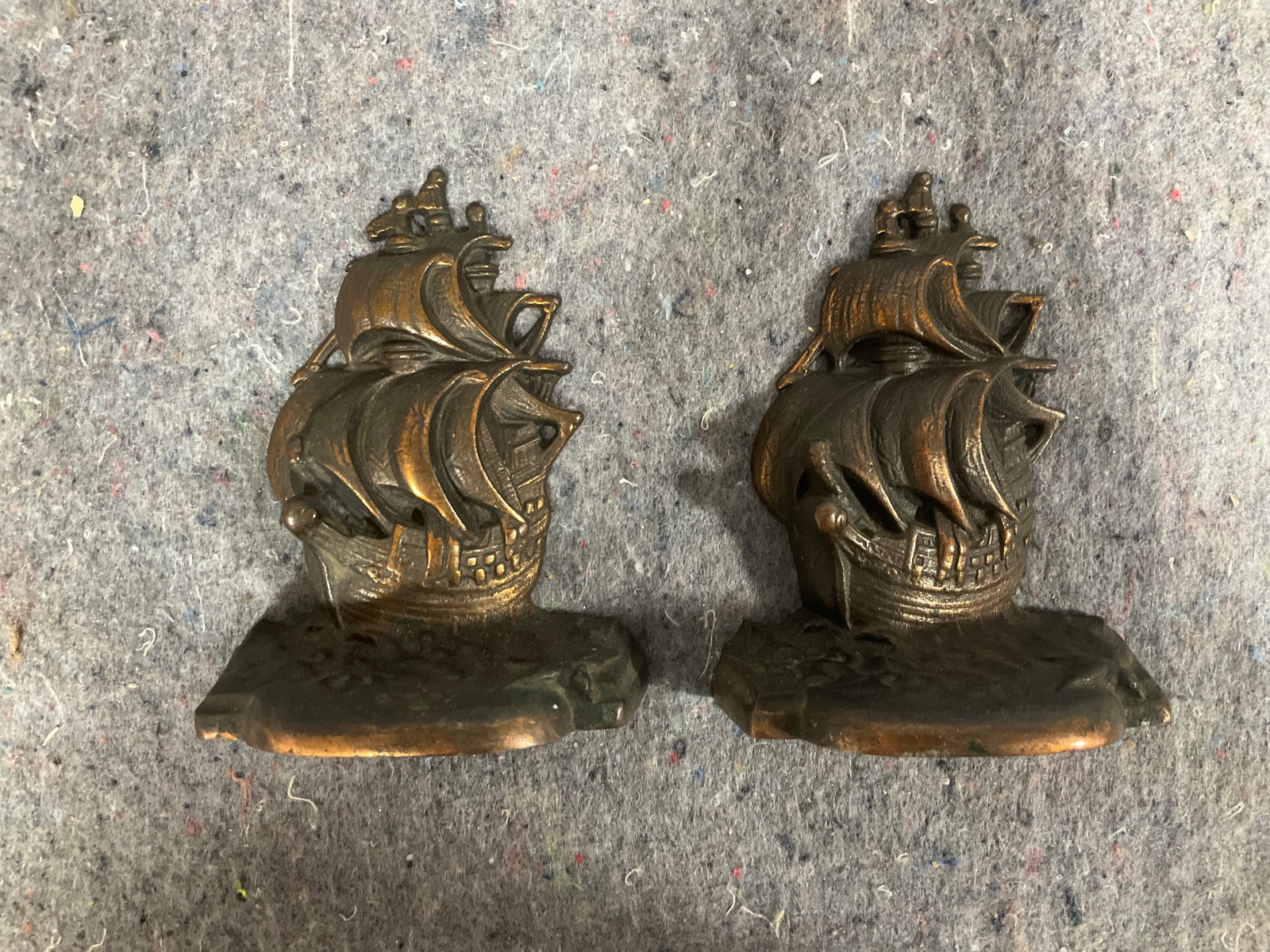 Bronze and cast iron sail bookends(4.5intall): Bronze and cast iron sail bookends(4.5intall)