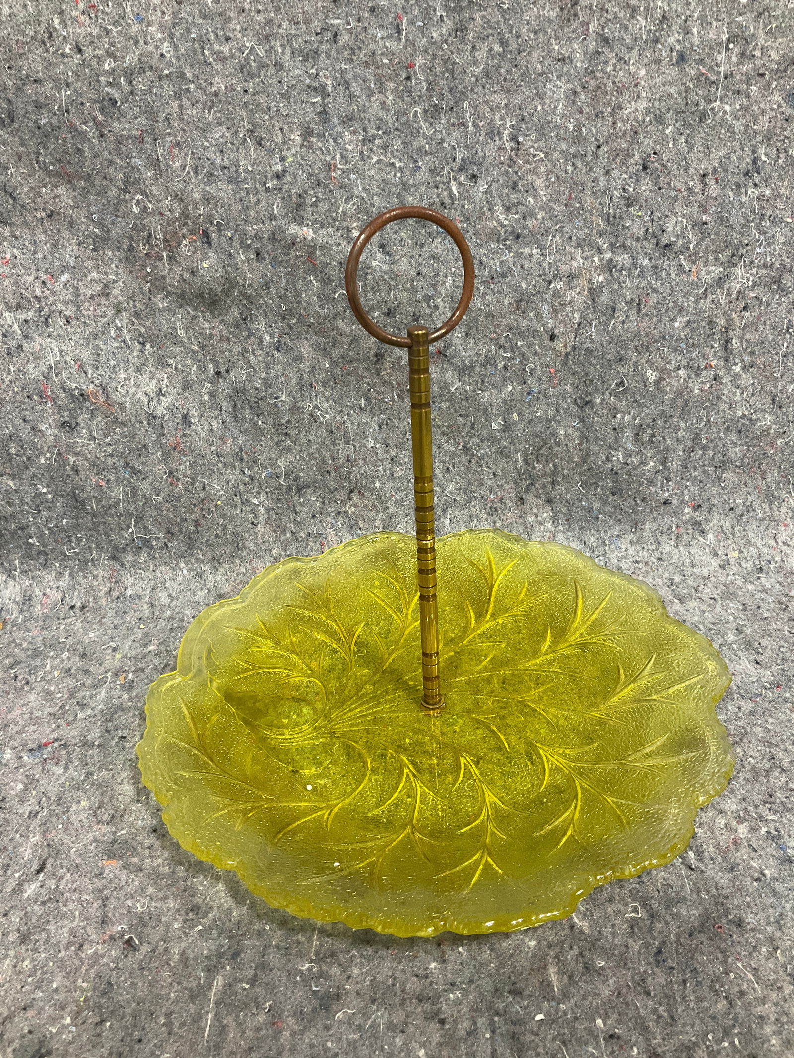 Vintage leaf shaped green or amber relish tray(10in across): Vintage leaf shaped green or amber relish tray(10in across)