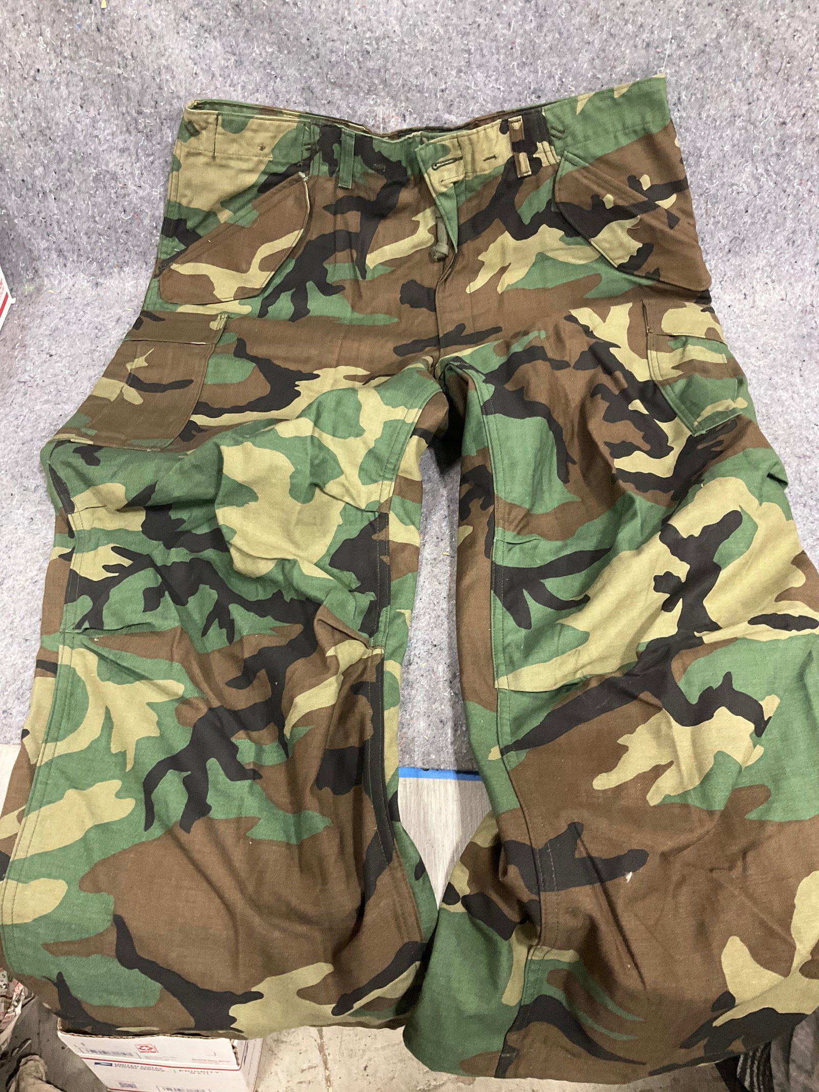 Men's LArge-regular camo pants waist from 35 to 39in.: Men's LArge-regular camo pants waist from 35 to 39in.