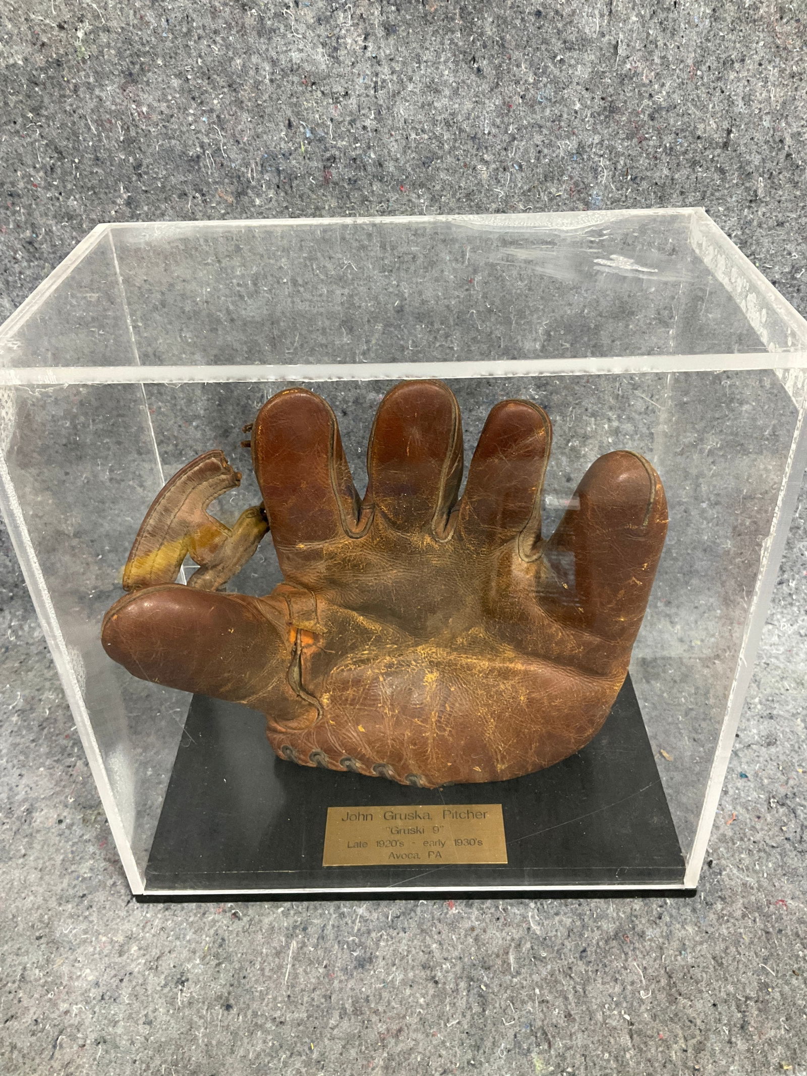 Late 1920s-early 1930s John Gruska pitcher mitt in display case (1 of 1)