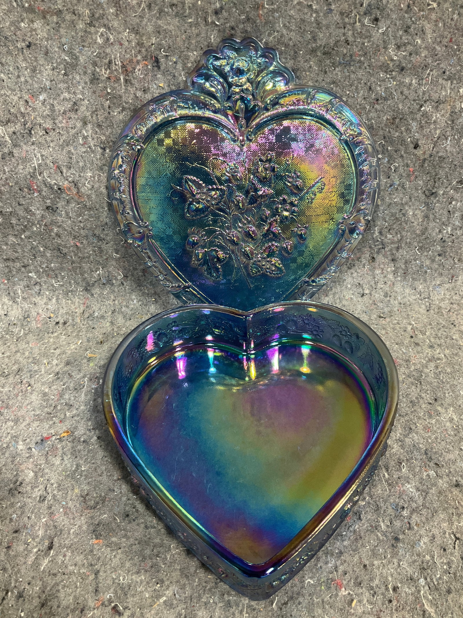 Fenton glass carnival lidded dish(2inx7.5inx8.5in): Fenton glass carnival lidded dish(2inx7.5inx8.5in)