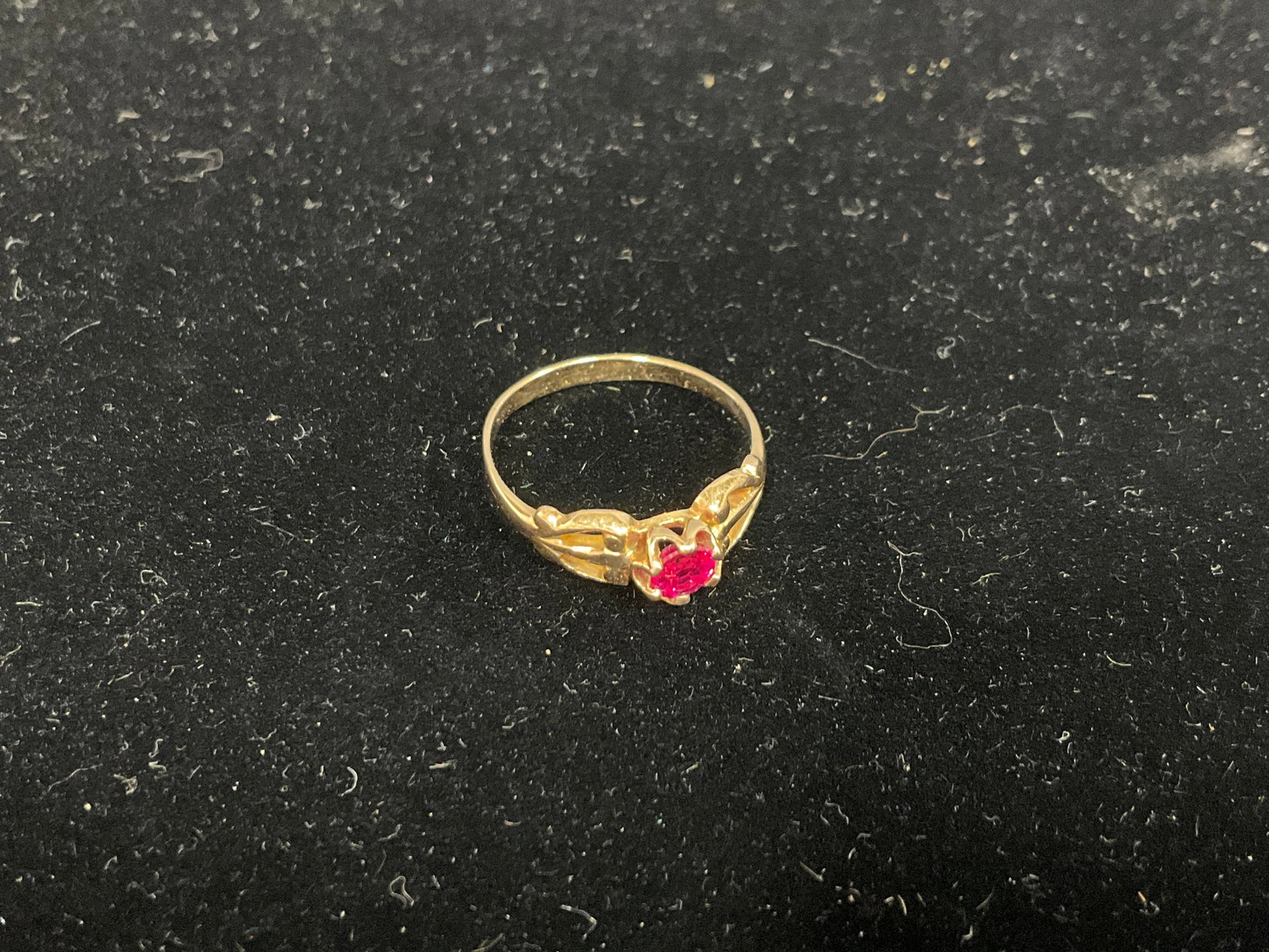 14kt tested yellow gold ruby and red stone ring(1.5 gram-size 5): 14kt tested yellow gold ruby and red stone ring(1.5 gram-size 5)