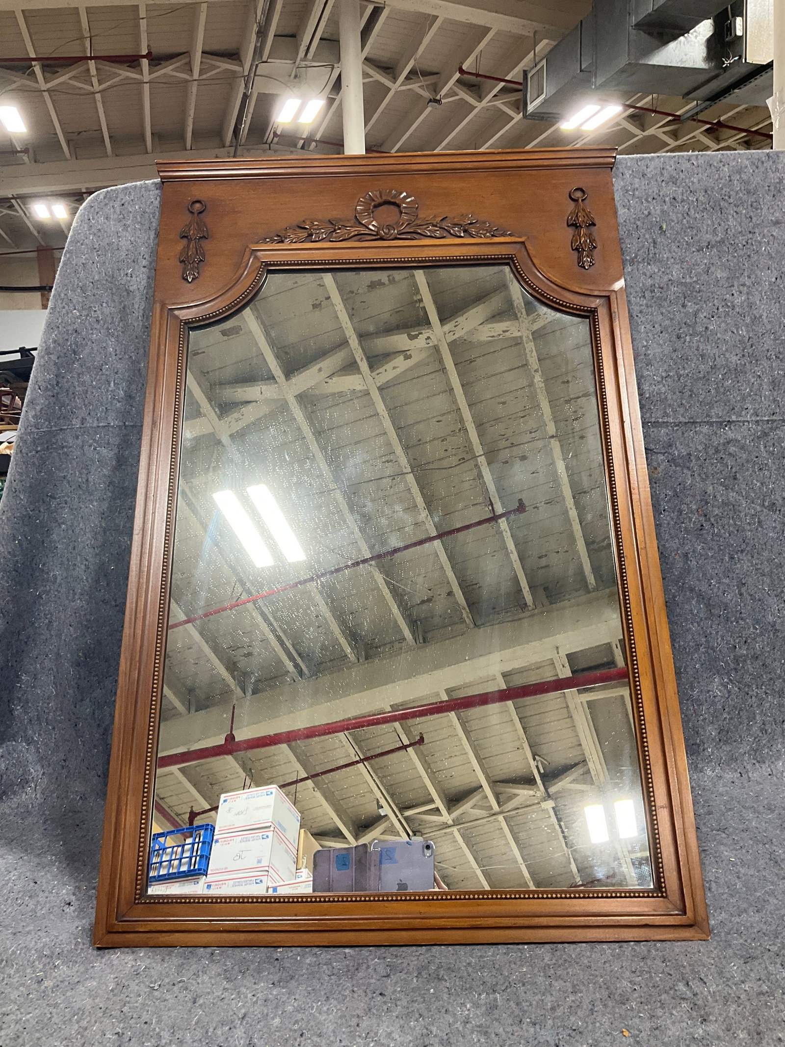 French style carved wooden frame mirror(25inx40in): French style carved wooden frame mirror(25inx40in)