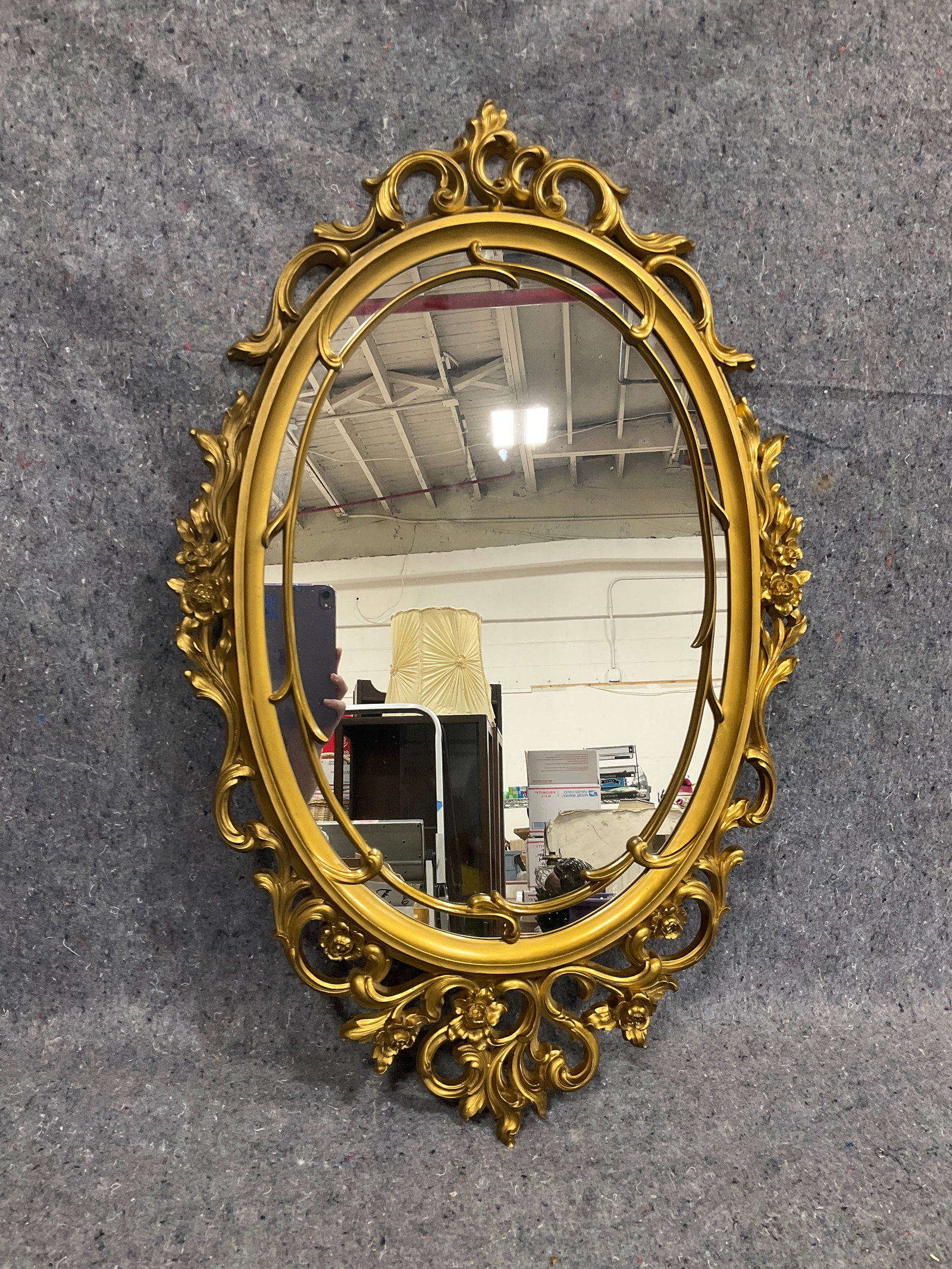 Vintage hollywood regency style oval wall mirror(18inx29in): Vintage hollywood regency style oval wall mirror(18inx29in)