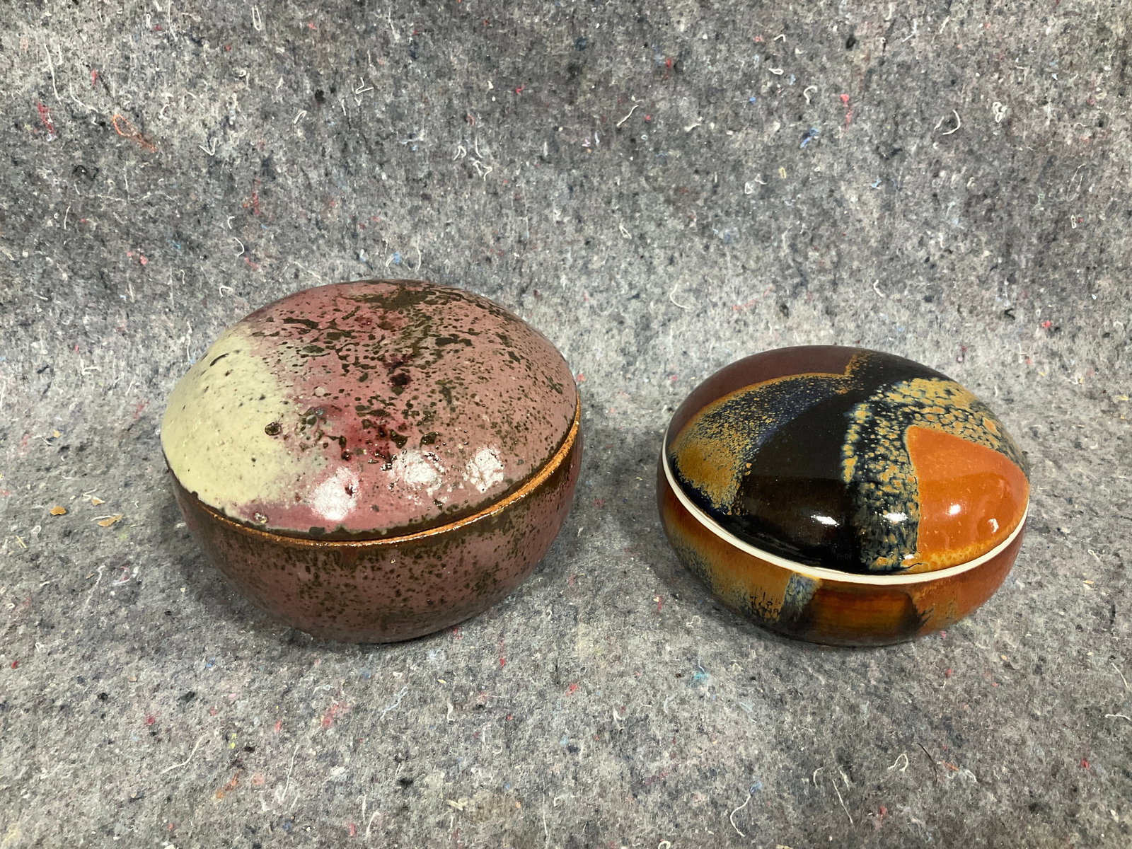 Lidded stoneware trinket boxes: Lidded stoneware trinket boxes
