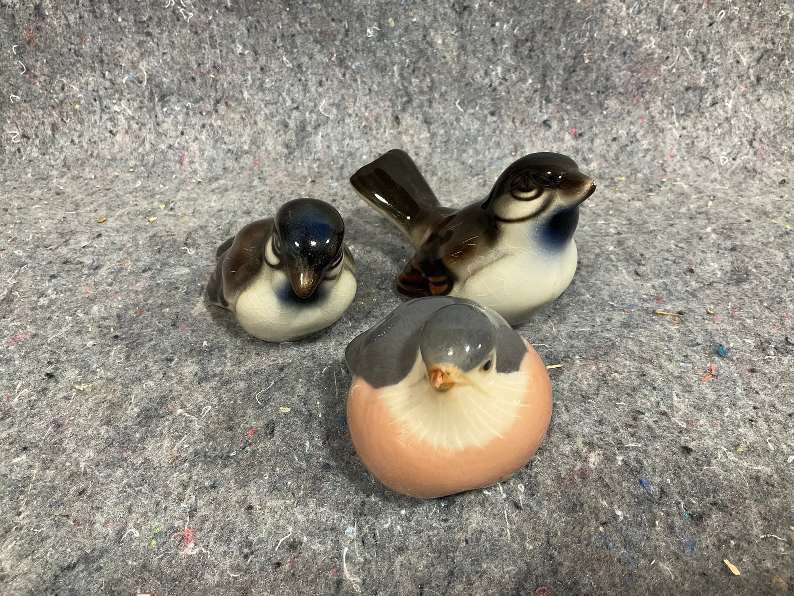 Ceramic bird figurines(tallest 3in): Ceramic bird figurines(tallest 3in)
