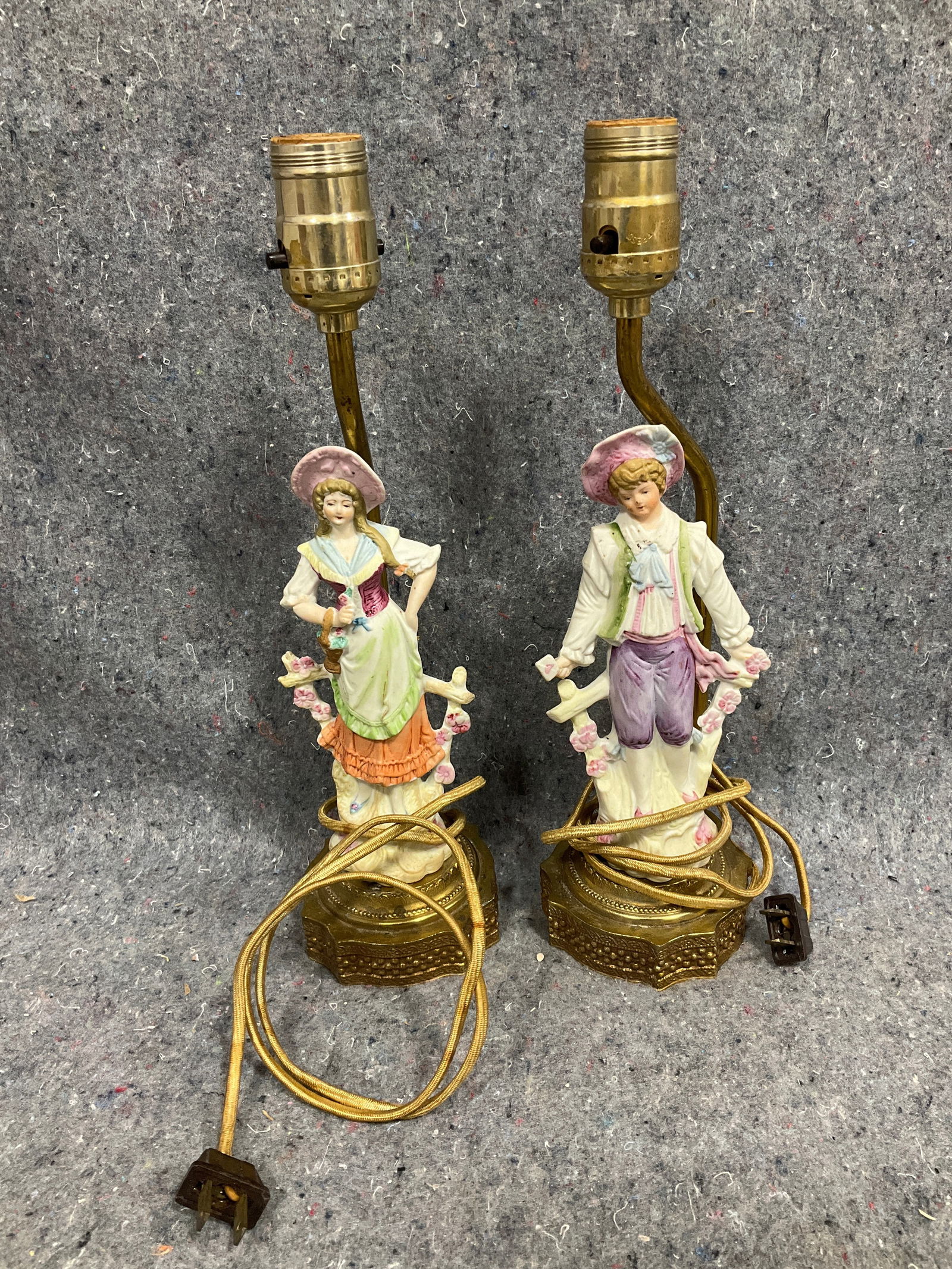 Vintage figural porcelain lamps(13.5in tall): Vintage figural porcelain lamps(13.5in tall)