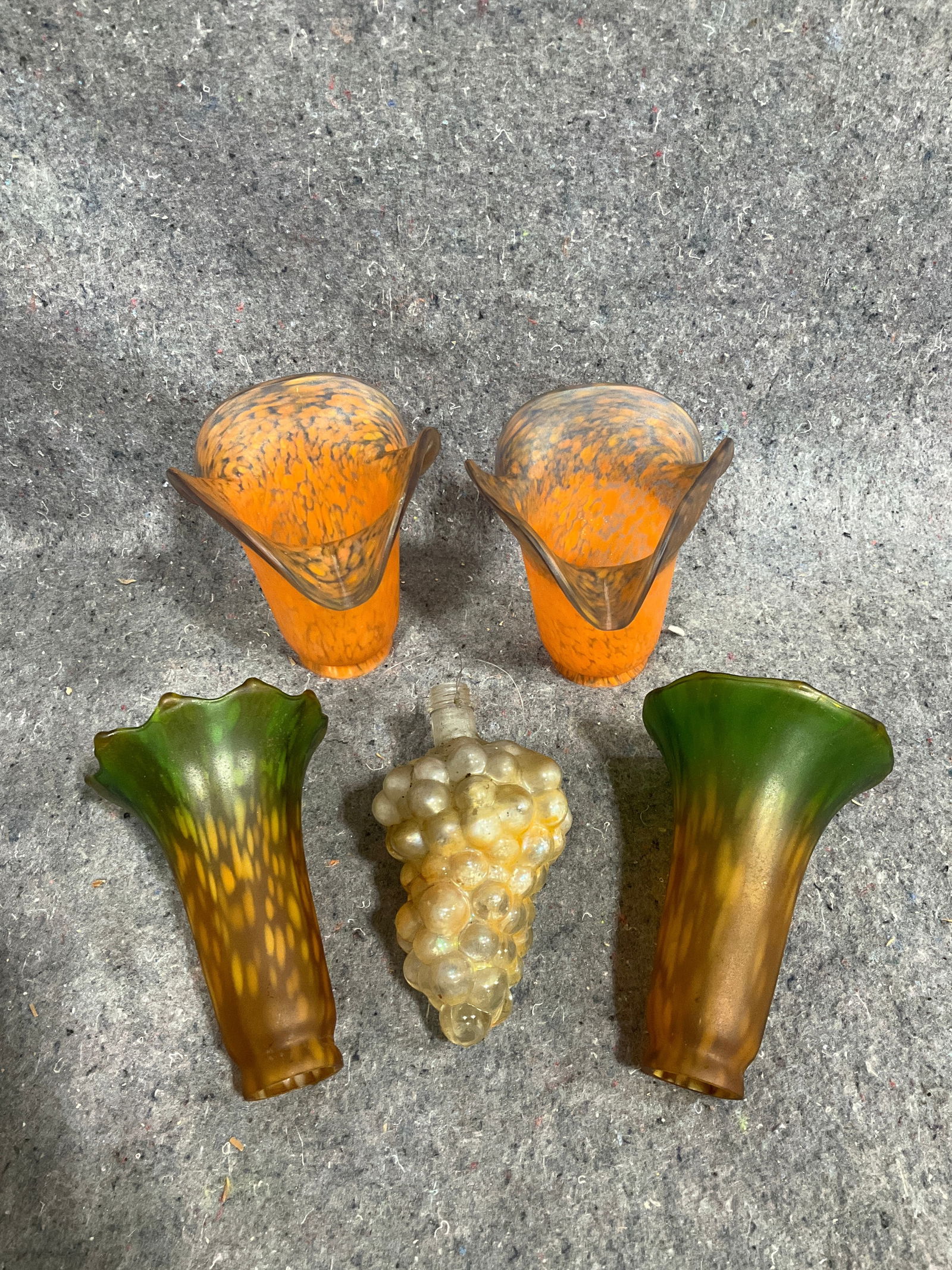 Art glass lampshades and grapes ornament(6in tallest): Art glass lampshades and grapes ornament(6in tallest)