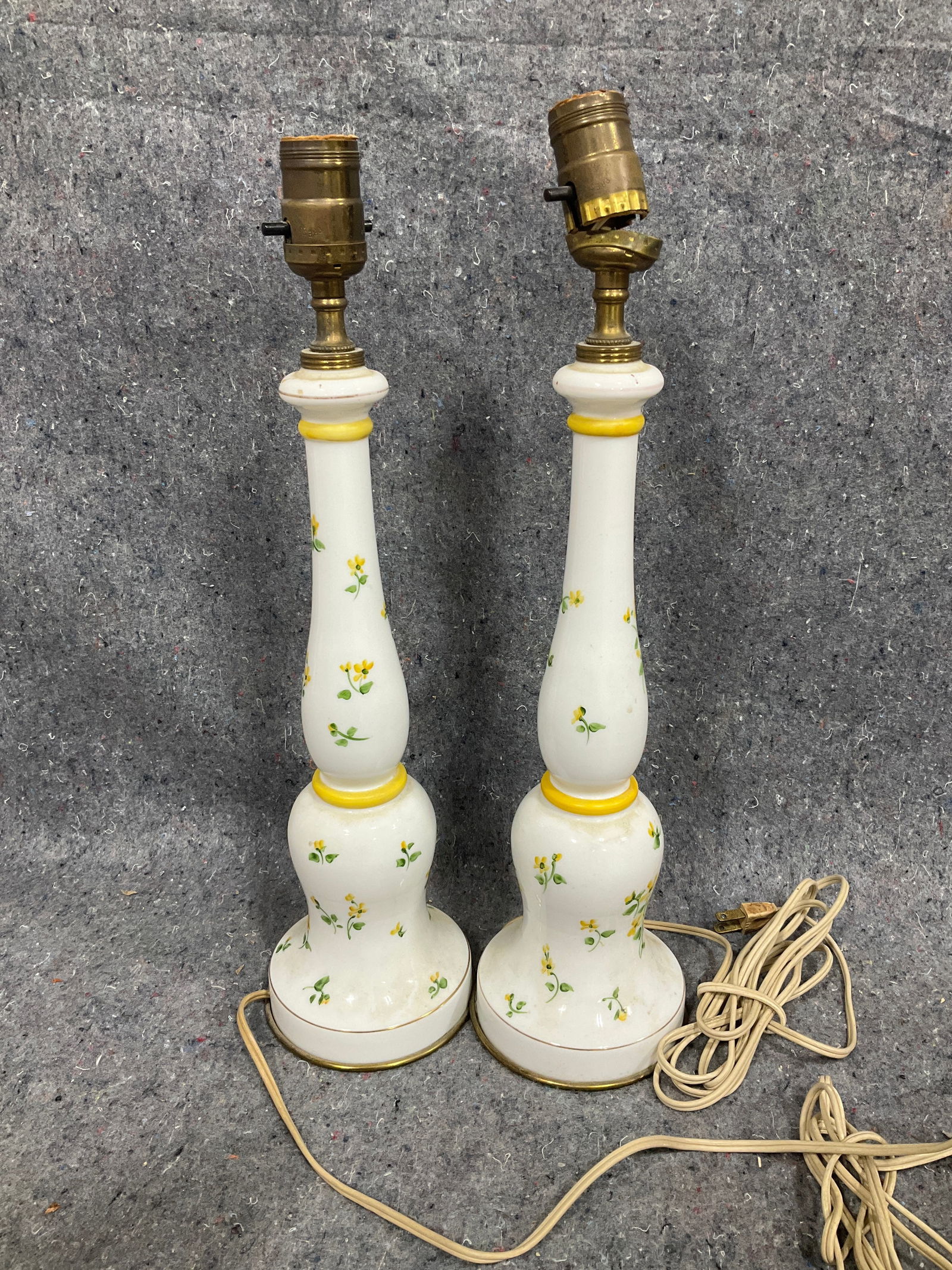 Set of 2 matching floral lamps(17.5in tall-one lamp damaged on top): Set of 2 matching floral lamps(17.5in tall-one lamp damaged on top)