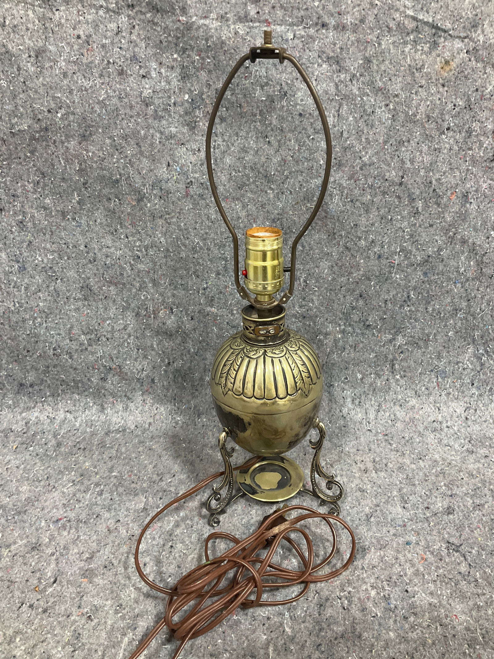 Vintage Hollywood Regency style lamp(17in tall): Vintage Hollywood Regency style lamp(17in tall)