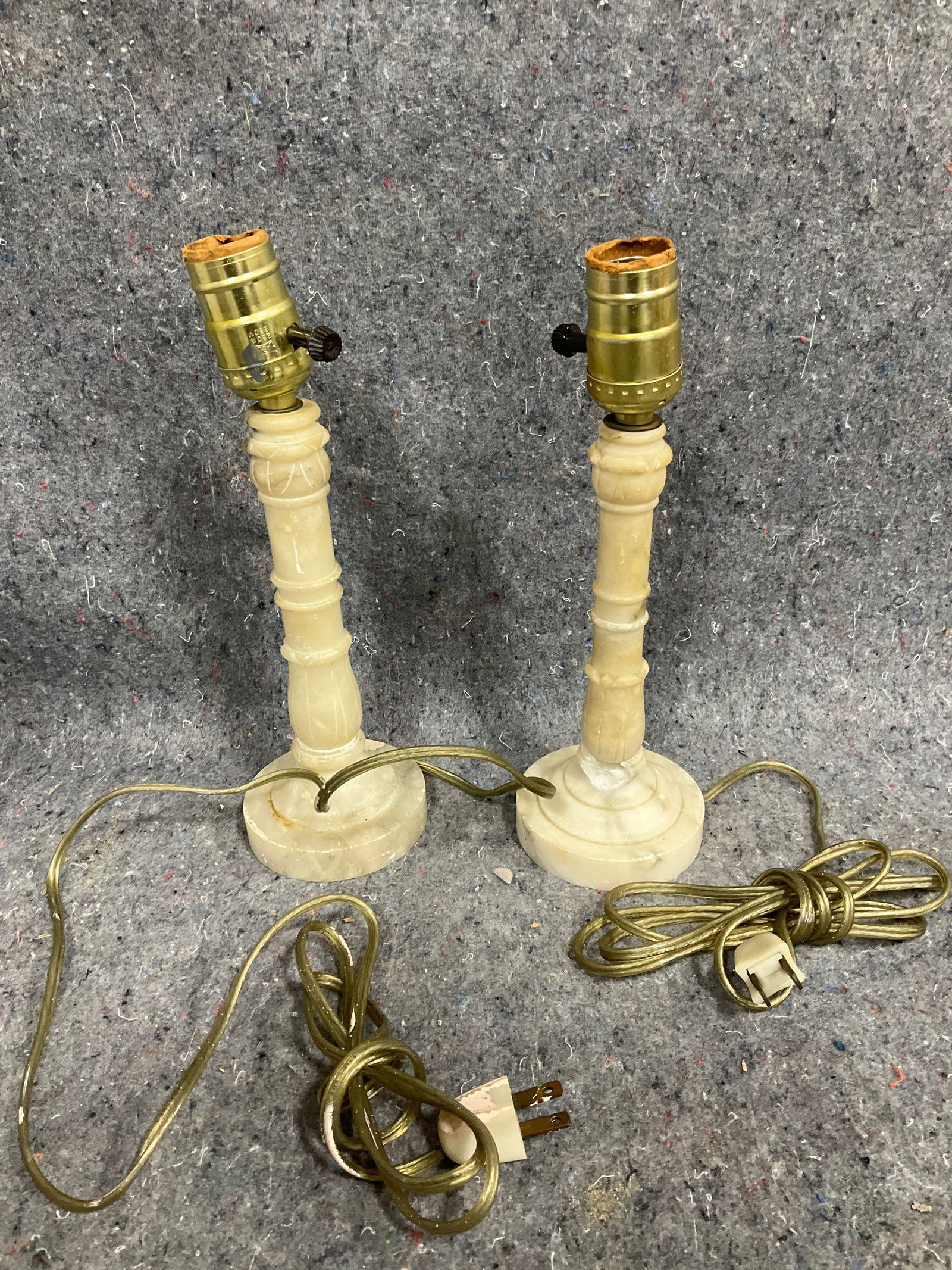 Vintage table lamps(one is damaged-10.5in tall): Vintage table lamps(one is damaged-10.5in tall)