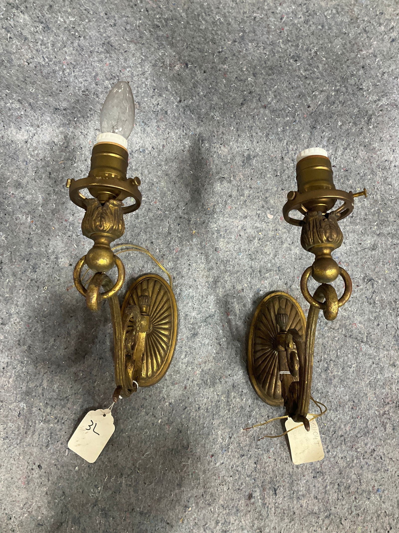 Brass wall sconces(11.5in.x10inx3.5in): Brass wall sconces(11.5in.x10inx3.5in)