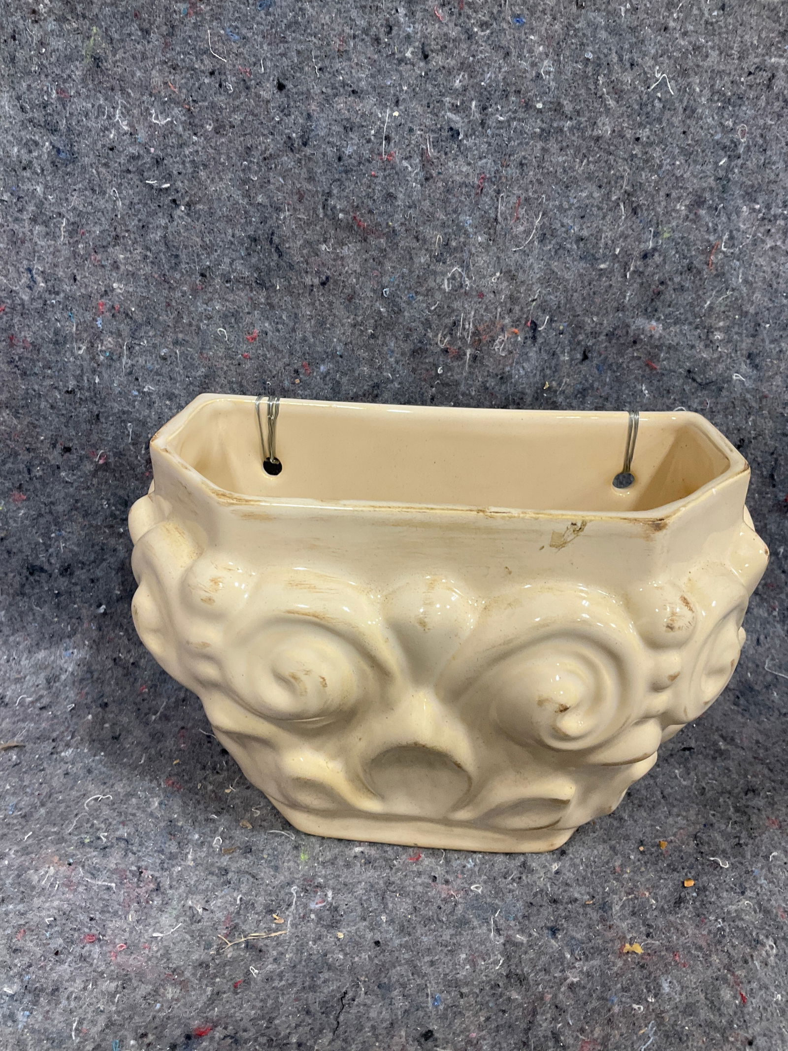 Vintage cream ceramic planter(5in tall): Vintage cream ceramic planter(5in tall)