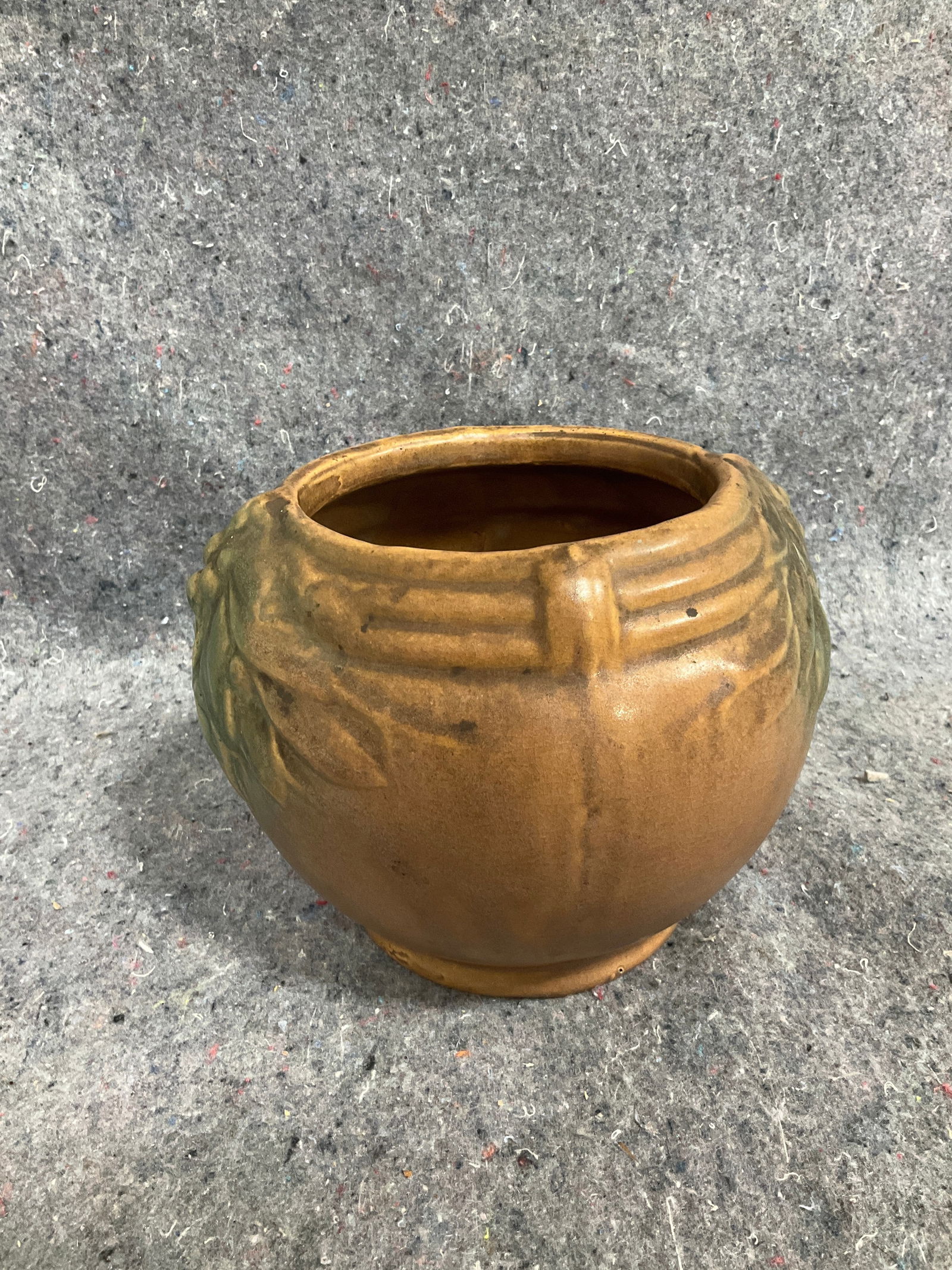 Roseville vase(5.5in tall): Roseville vase(5.5in tall)