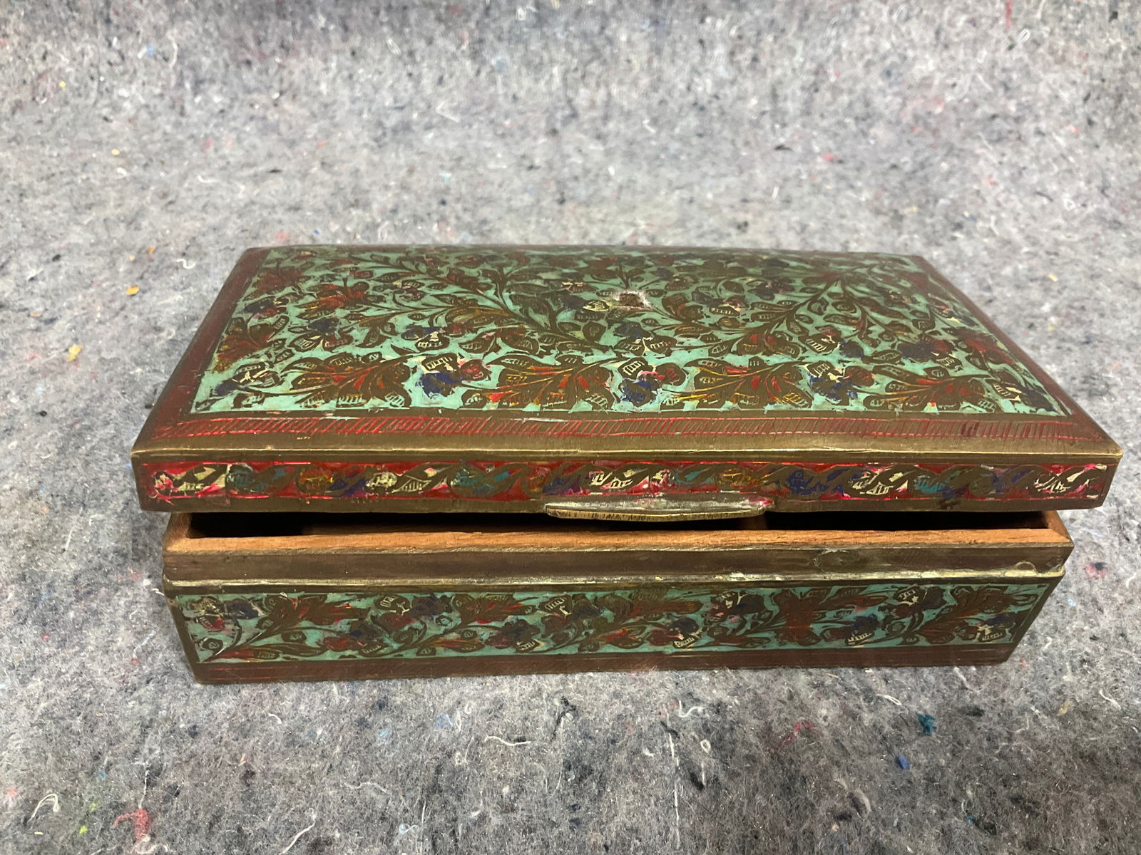 Vintage metal box handmade in india(2inx6inx3.5in): Vintage metal box handmade in india(2inx6inx3.5in)