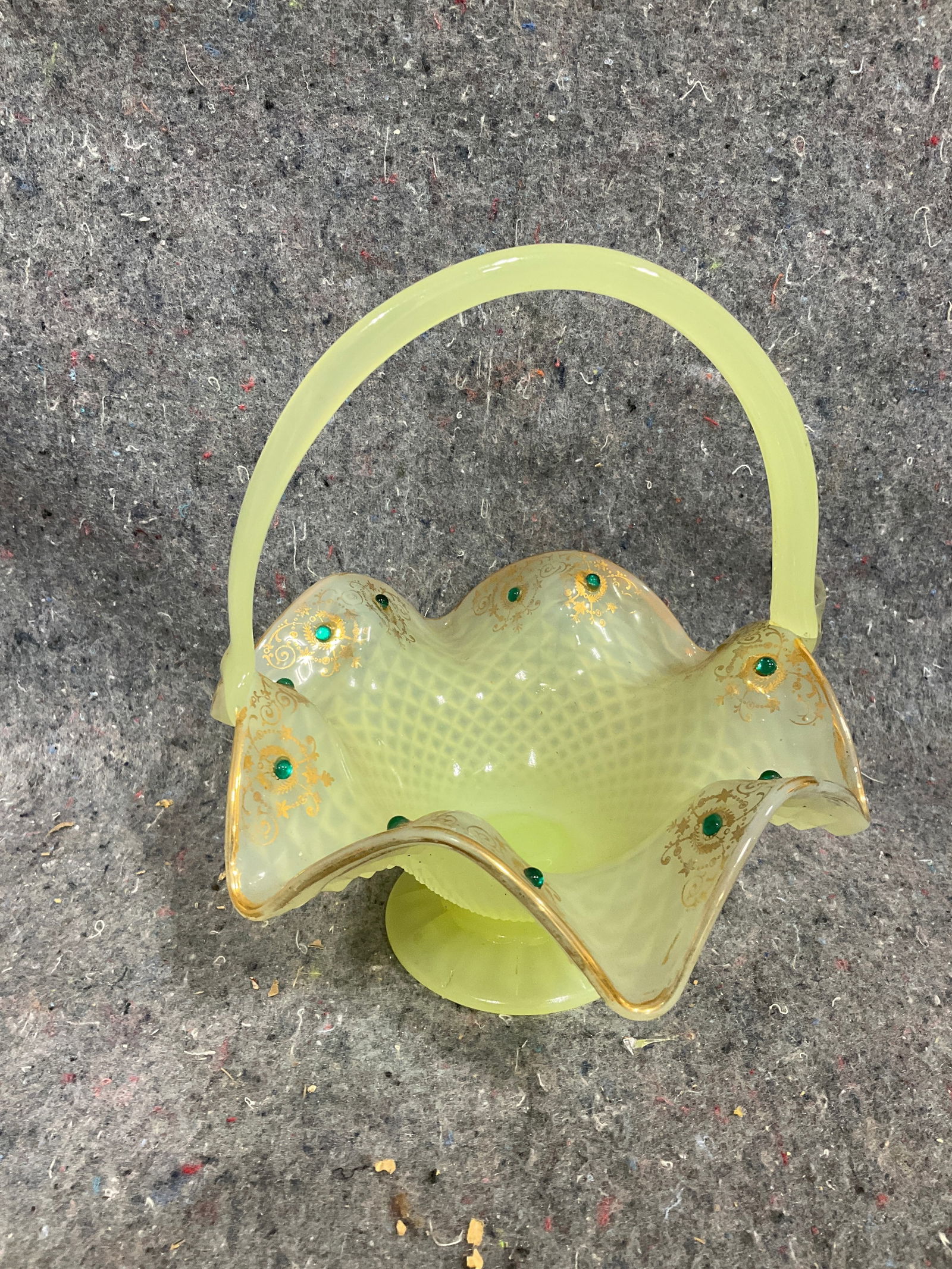 Fenton art glass topaz opalescent hobnail basket(8.5in tall): Fenton art glass topaz opalescent hobnail basket(8.5in tall)