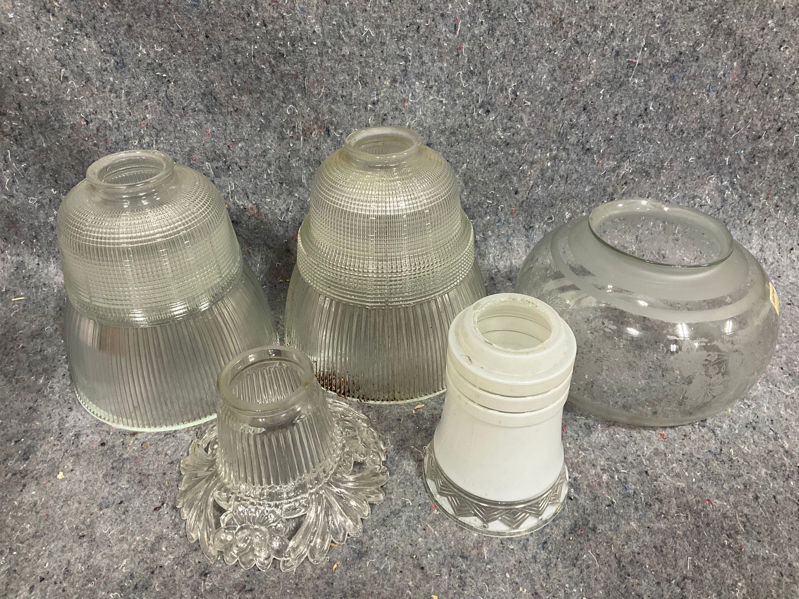 Various glass lampshades(tallest 7.5in): Various glass lampshades(tallest 7.5in)
