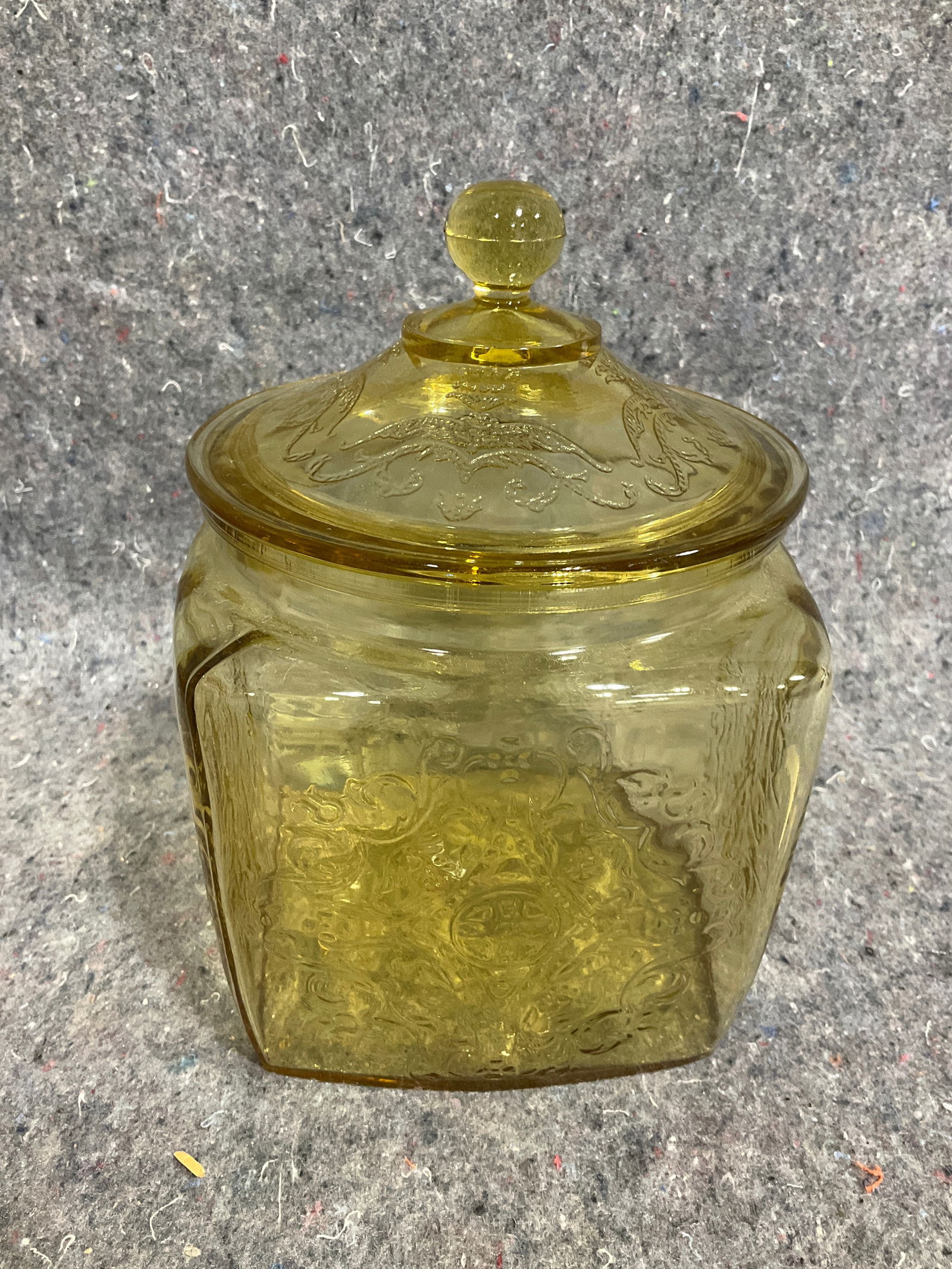 Vintage amber depression glass cookie jar(8in tall): Vintage amber depression glass cookie jar(8in tall)
