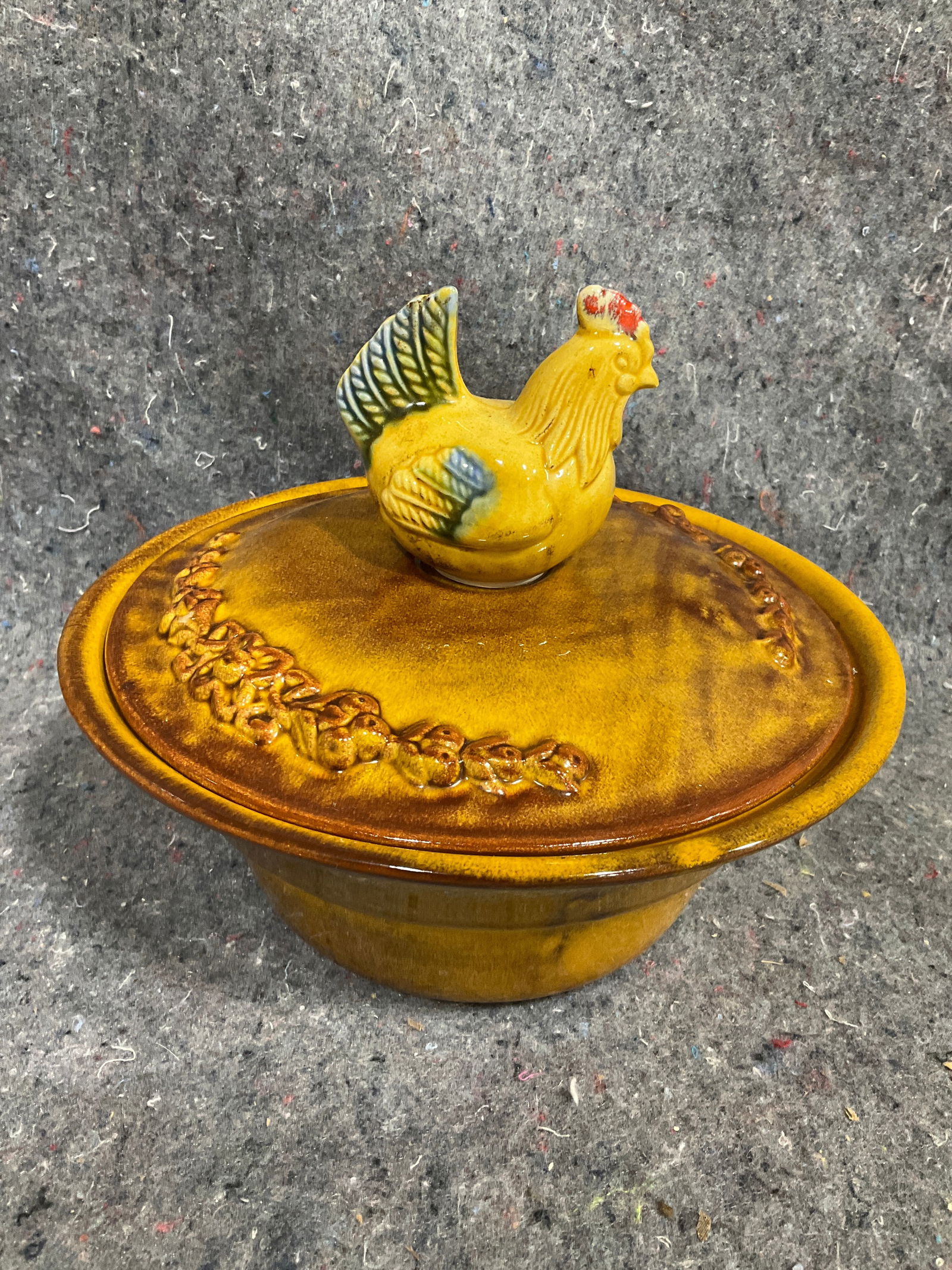 Vintage California Pottery hen on nest casserole dish (5.5in tall): Vintage California Pottery hen on nest casserole dish (5.5in tall)
