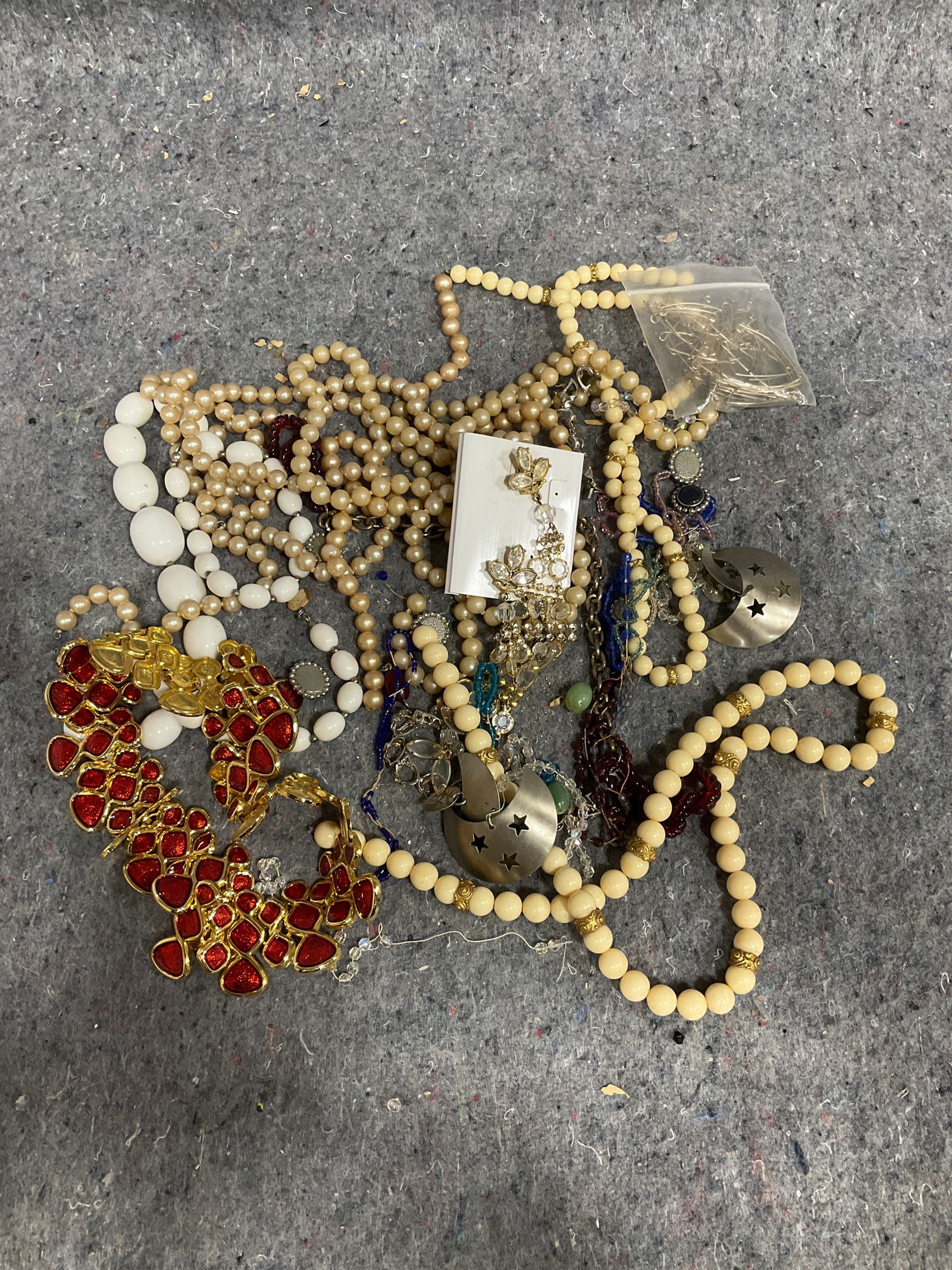 Vintage costume jewelry: Vintage costume jewelry