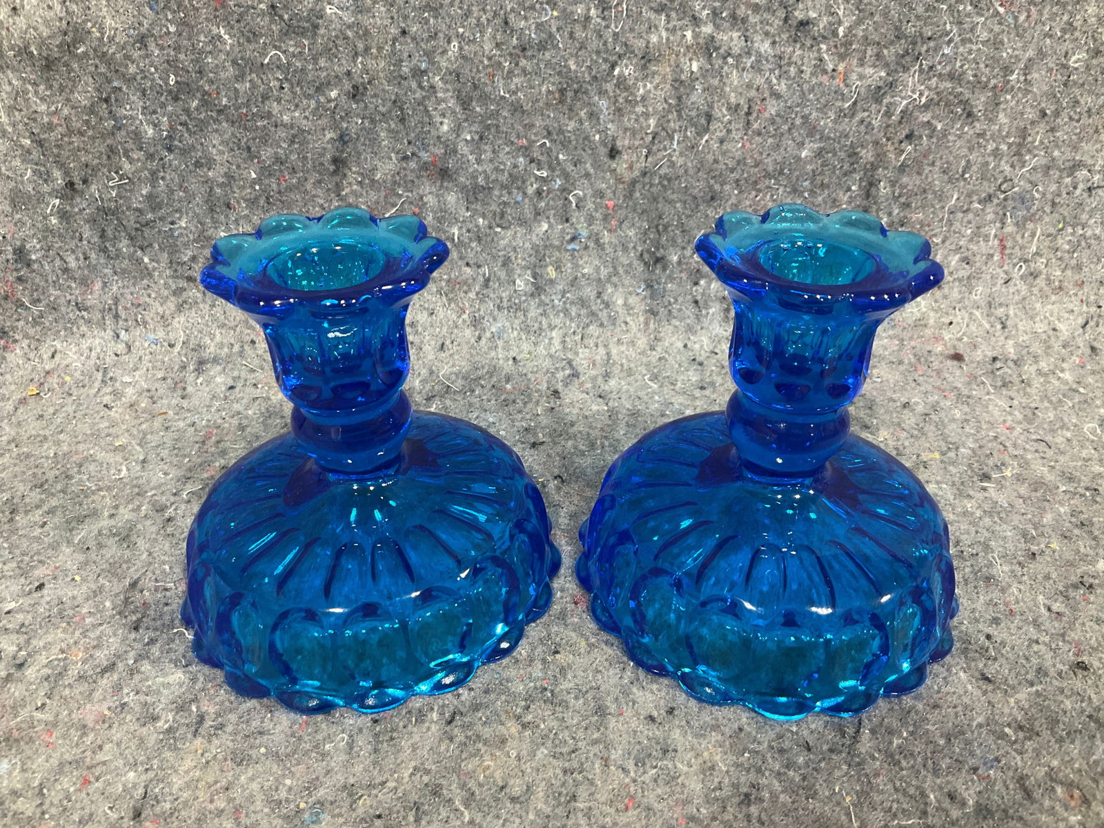 Fenton colonial blue thumbrint candleholders(4intall): Fenton colonial blue thumbrint candleholders(4intall)