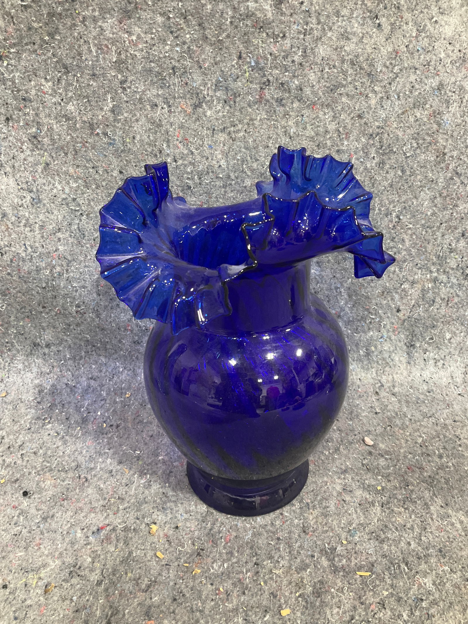 Vintage cobalt blue art glass vase(10in tall): Vintage cobalt blue art glass vase(10in tall)