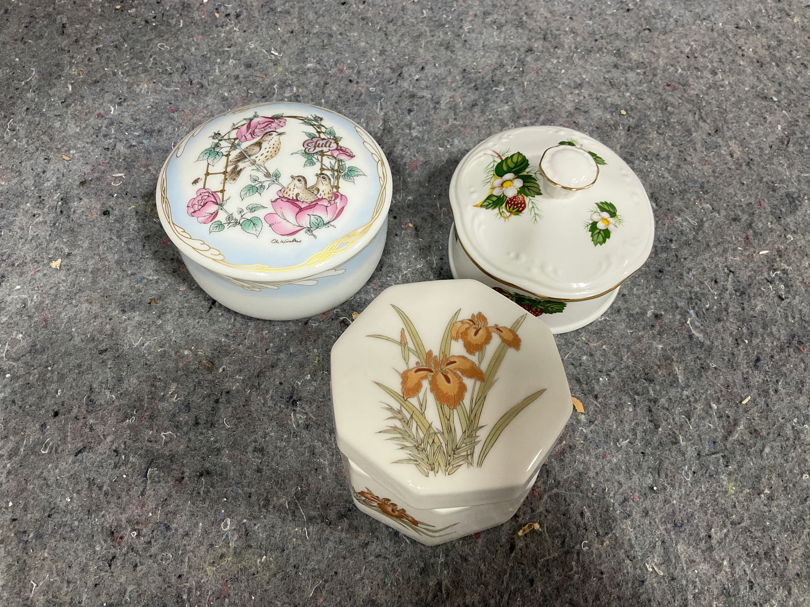 Vintage ceramic trinket boxes: Vintage ceramic trinket boxes