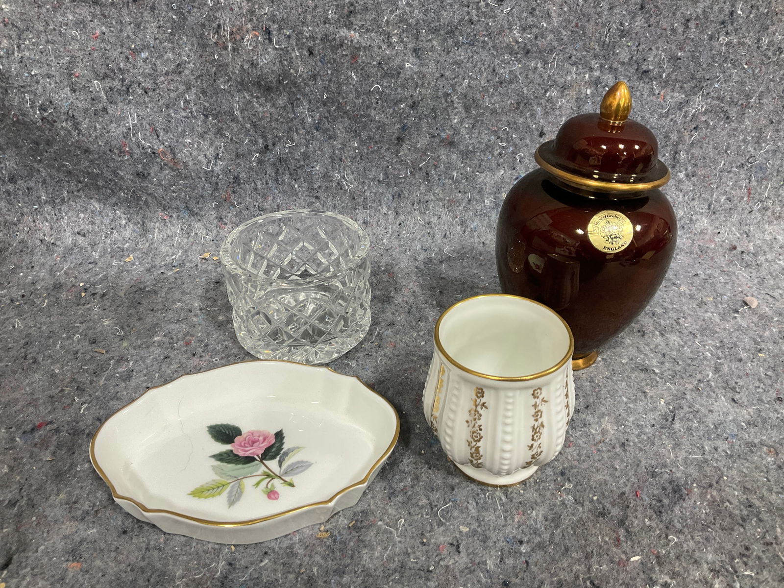 House of Goebel jar with lid, Wedgwood trinket dish, and more(tallest 6.25in): House of Goebel jar with lid, Wedgwood trinket dish, and more(tallest 6.25in)