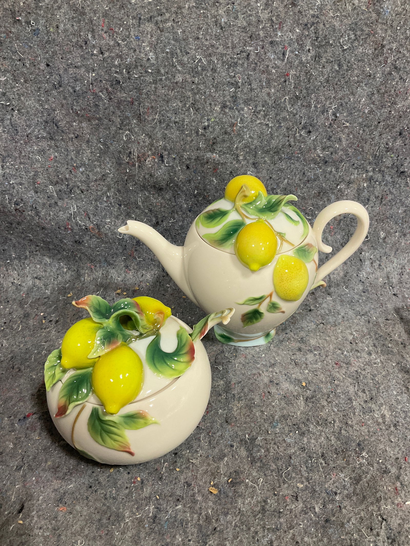 Franz collection porcelain teapot and jam jar(tallest 6.5in): Franz collection porcelain teapot and jam jar(tallest 6.5in)