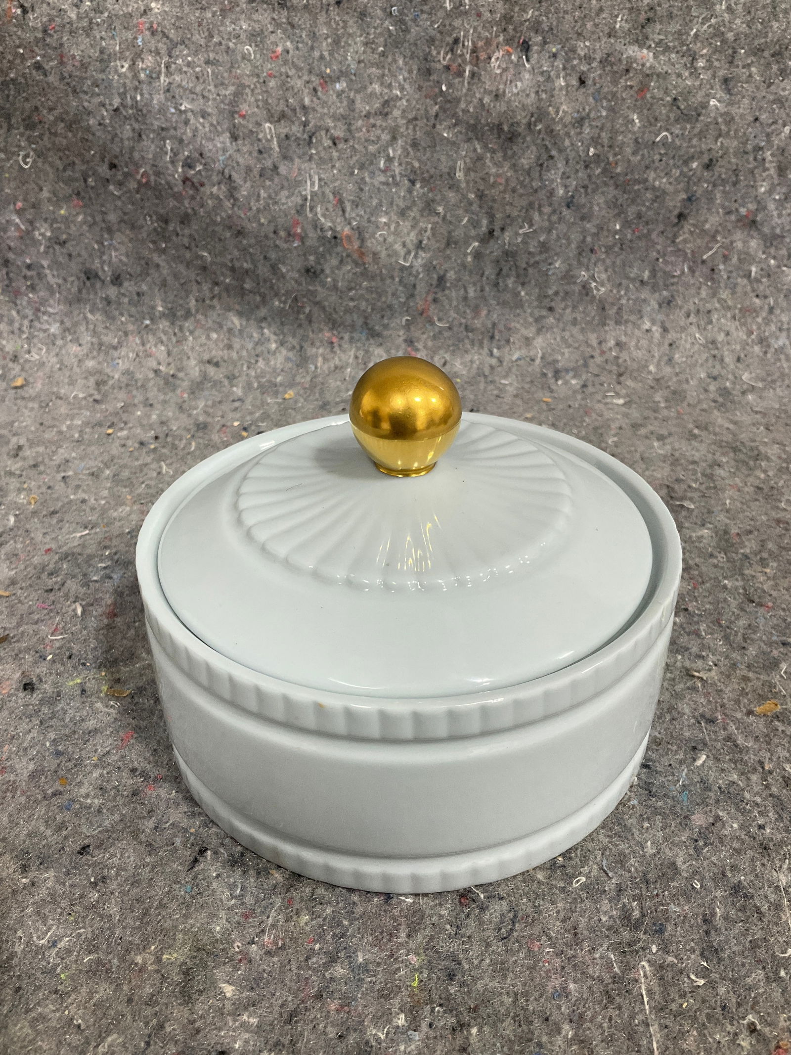 Vintage MCM lidded bowl(cracked-4.5in tall): Vintage MCM lidded bowl(cracked-4.5in tall)