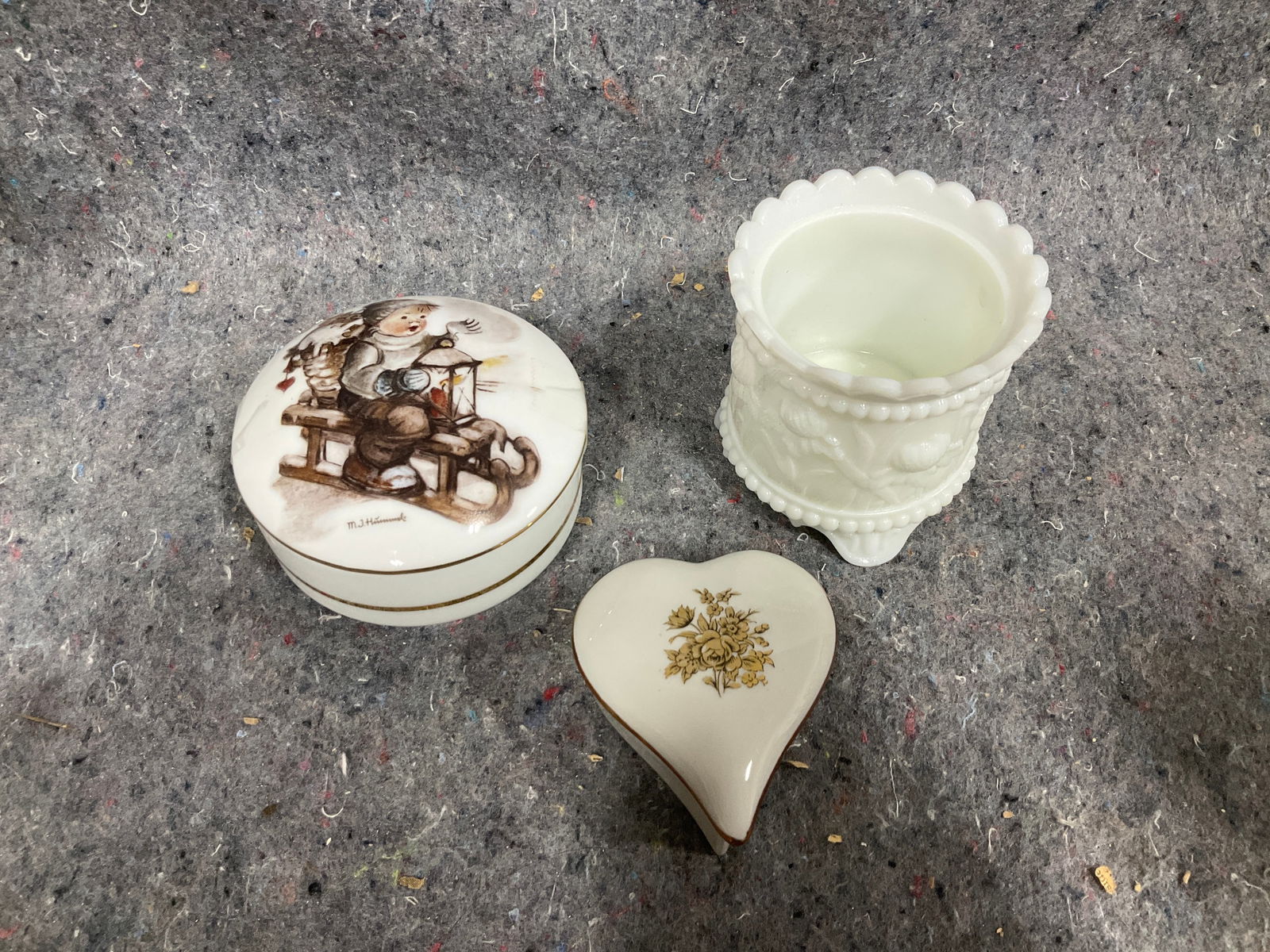 Vintage milk glass toothpick holder and ceramic trinket boxes(3.25in tall): Vintage milk glass toothpick holder and ceramic trinket boxes(3.25in tall)