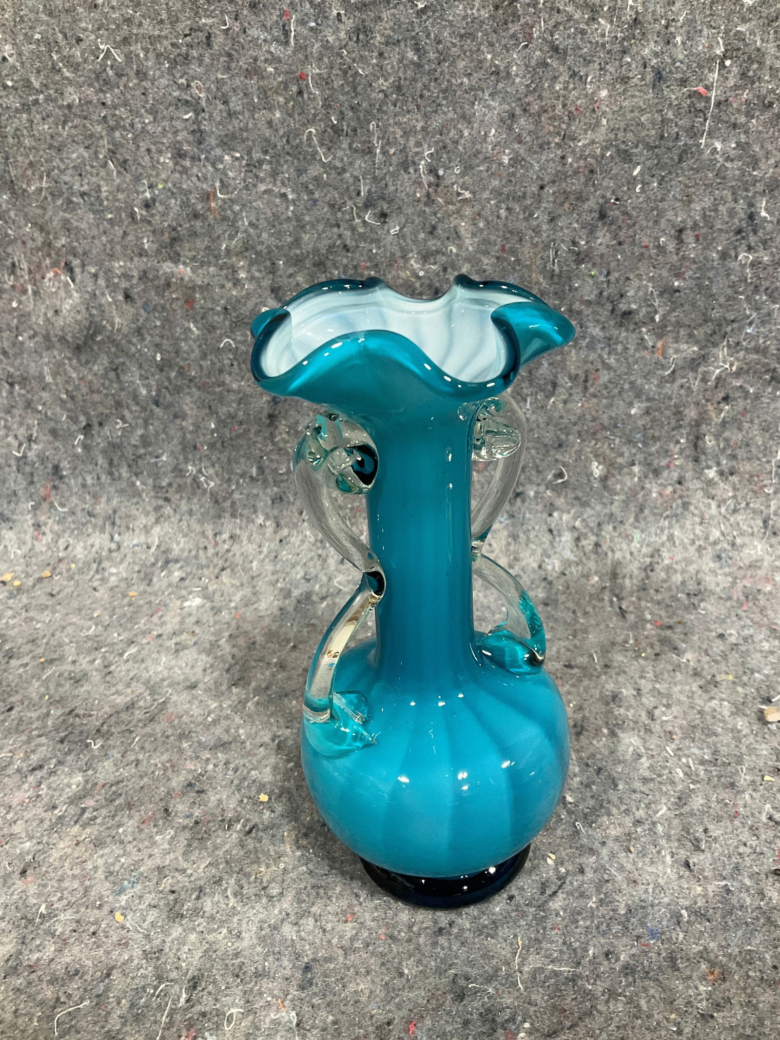 Vintage art glass vase(6.5in tall): Vintage art glass vase(6.5in tall)