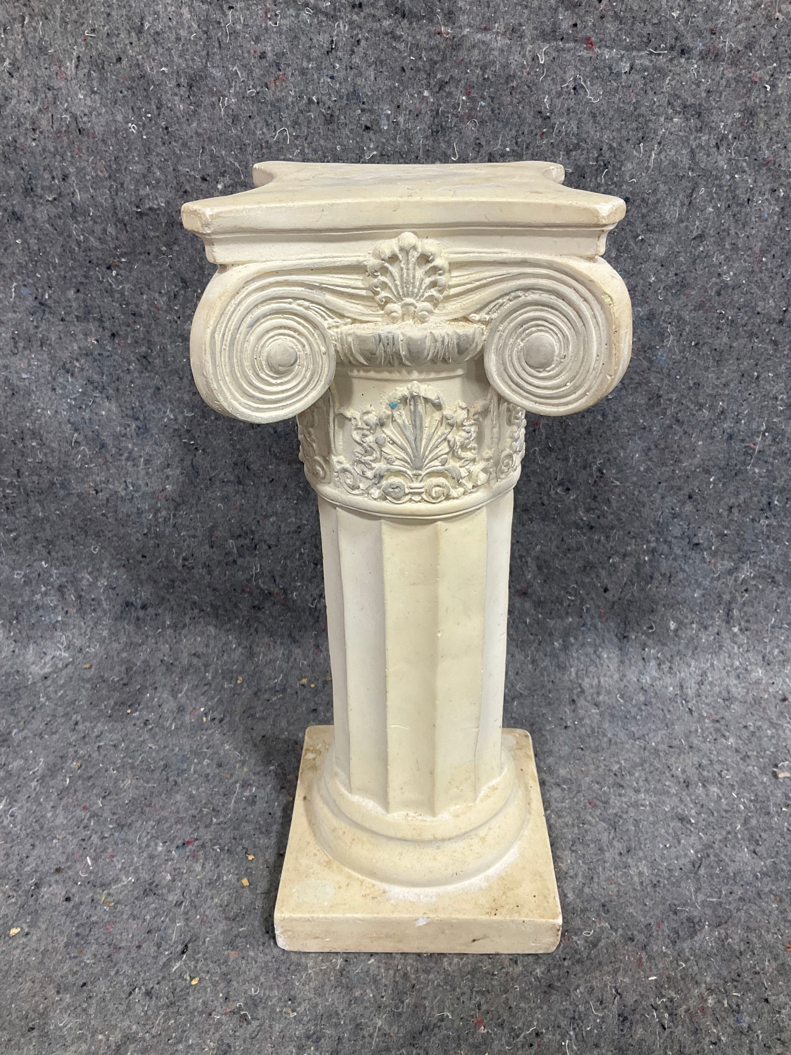 White solid concrete column oillar pedestal: White solid concrete column oillar pedestal