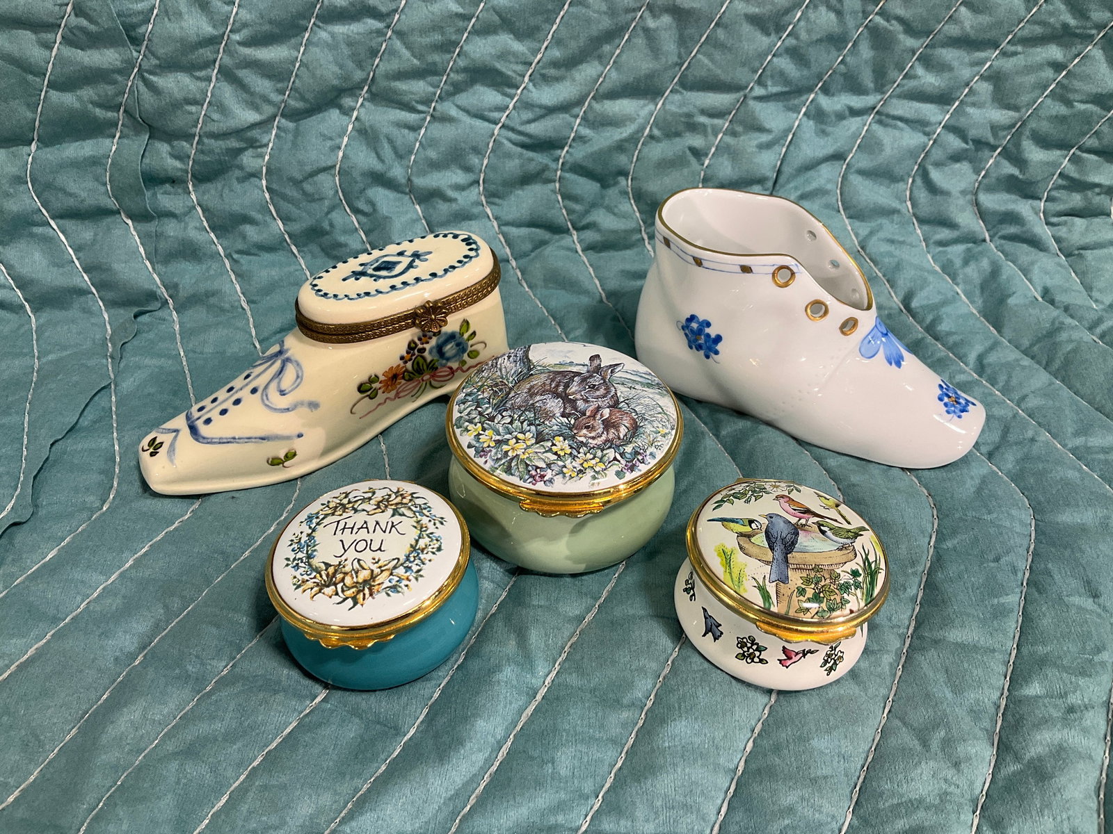 Vintage ceramic trinket boxes and ceramic shoe(2in tallest): Vintage ceramic trinket boxes and ceramic shoe(2in tallest)