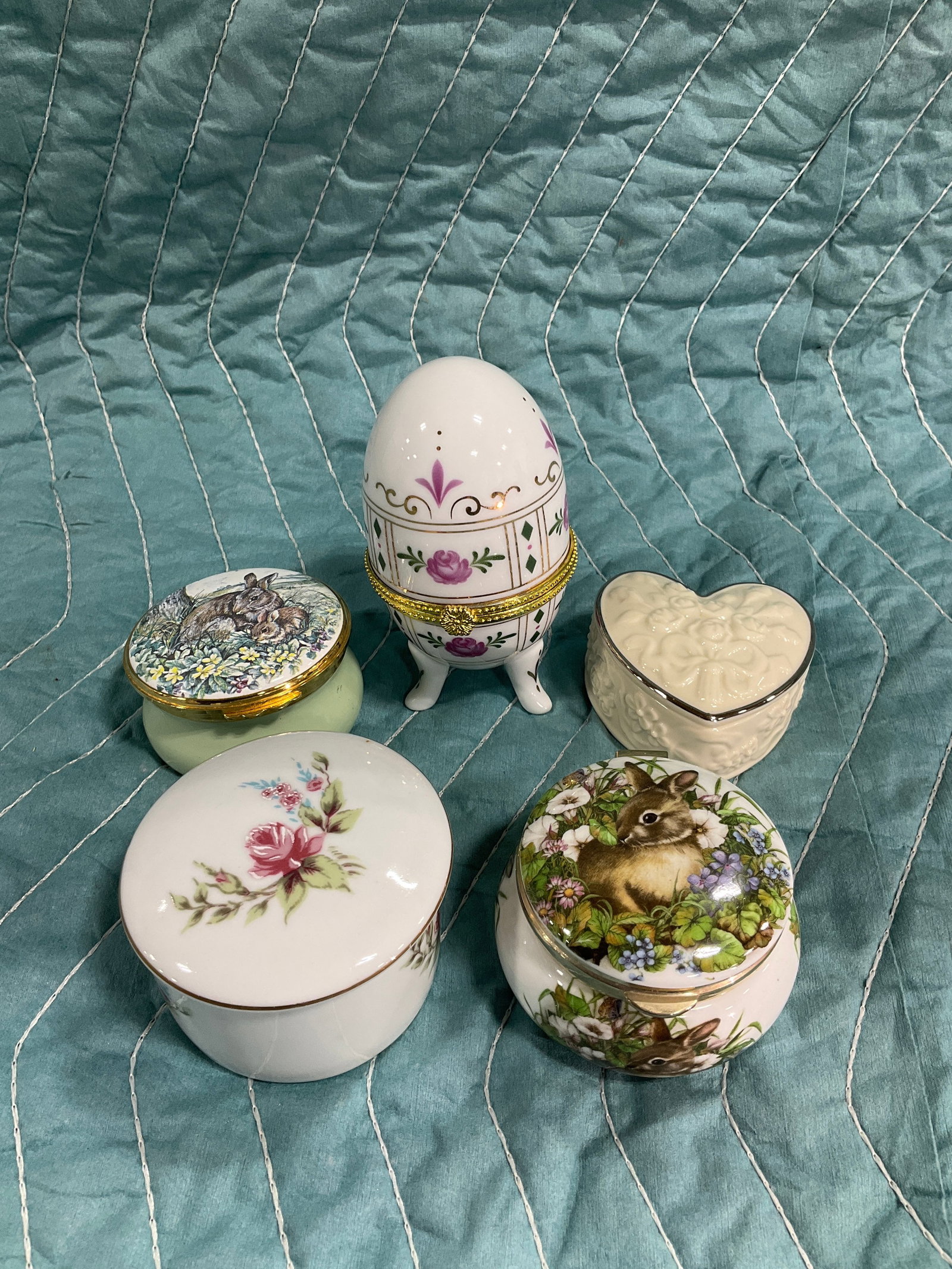 Vintage ceramic trinket boxes(4.5in tallest): Vintage ceramic trinket boxes(4.5in tallest)