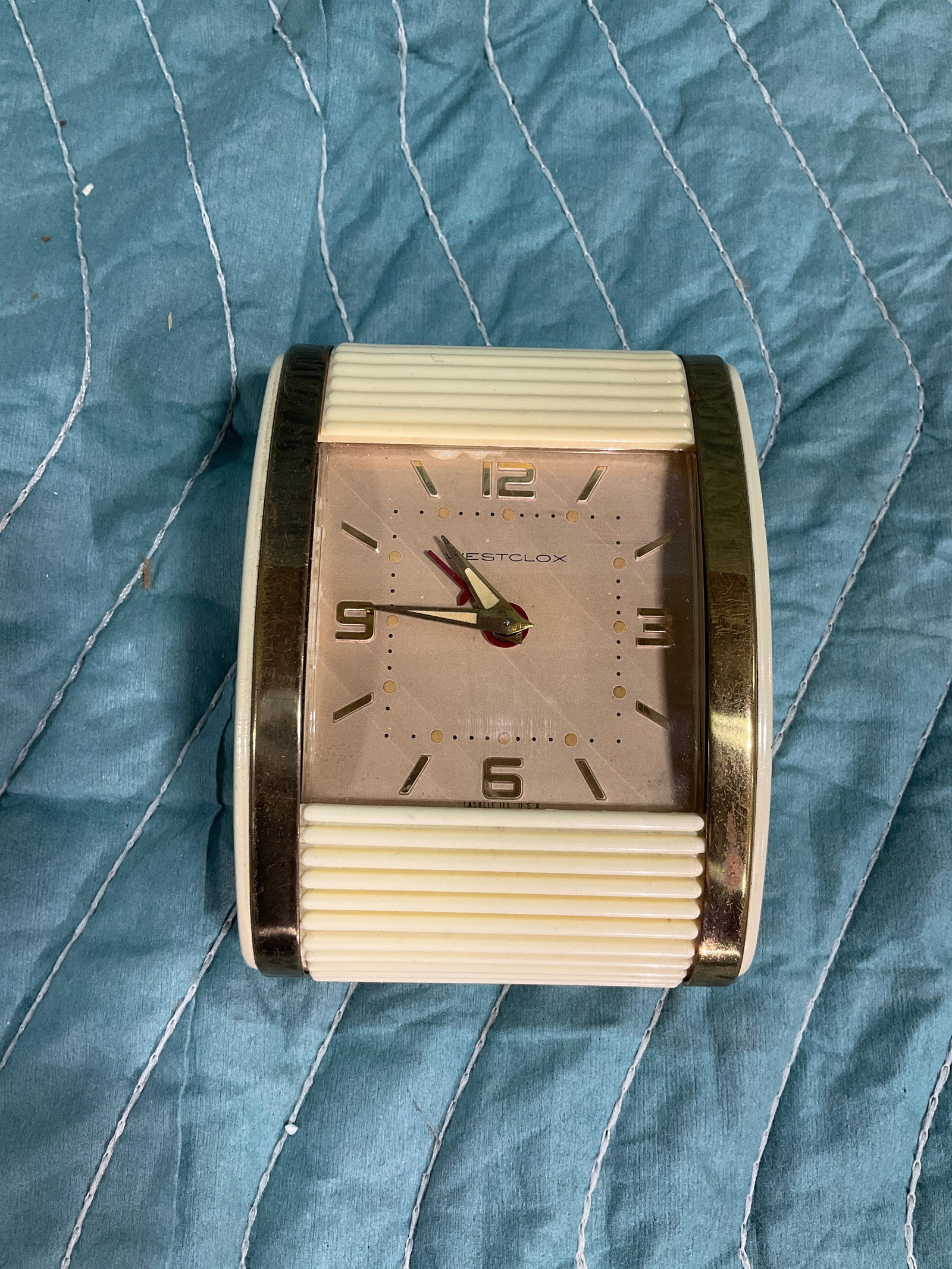 Bakelite clock (1 of 1)