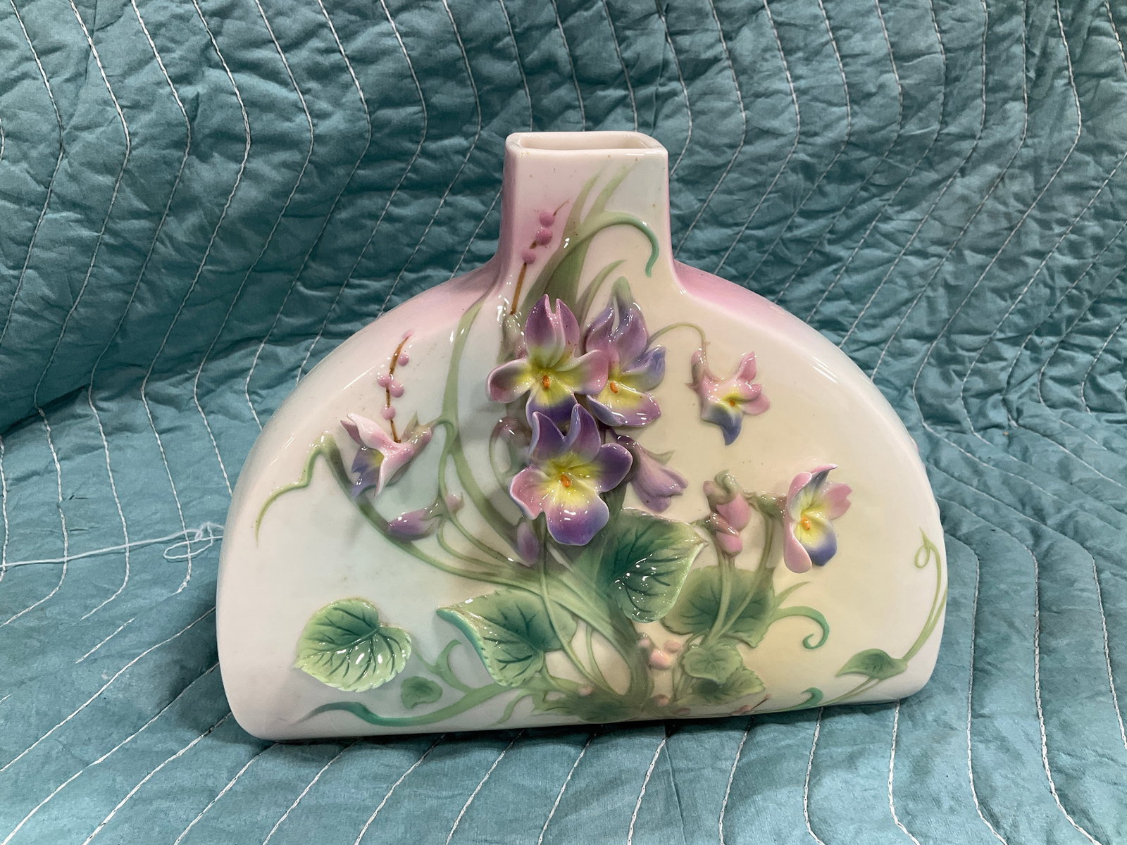 Franz porcelain vase(7.5inx8.5inx2.25in): Franz porcelain vase(7.5inx8.5inx2.25in)