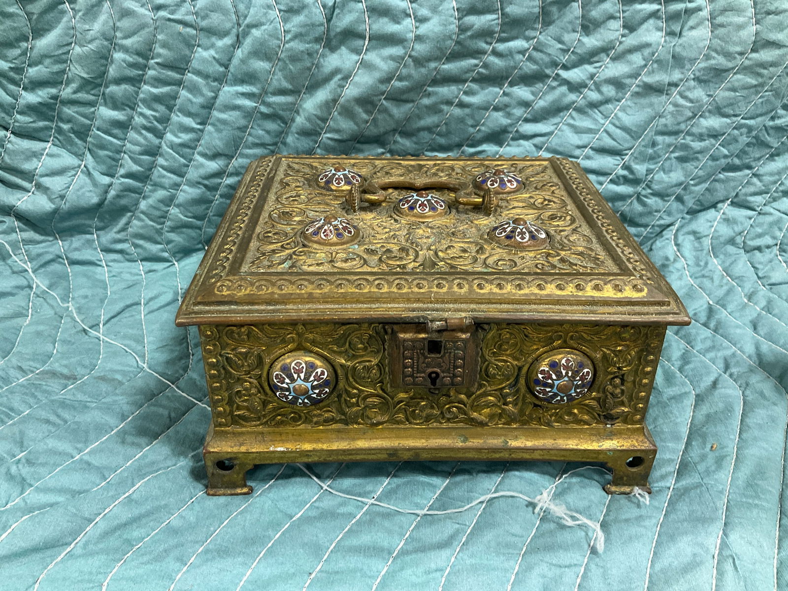 Vintage jewelry/trinket box(4inx7.5inx7in): Vintage jewelry/trinket box(4inx7.5inx7in)